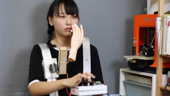 藤原麻里菜のインスタグラム：「Wiping Mouth Machine _ #mudazukuri #無用發明 #無駄づくり　#uselessmachine  _ #arduinoproject #arduino_uno」