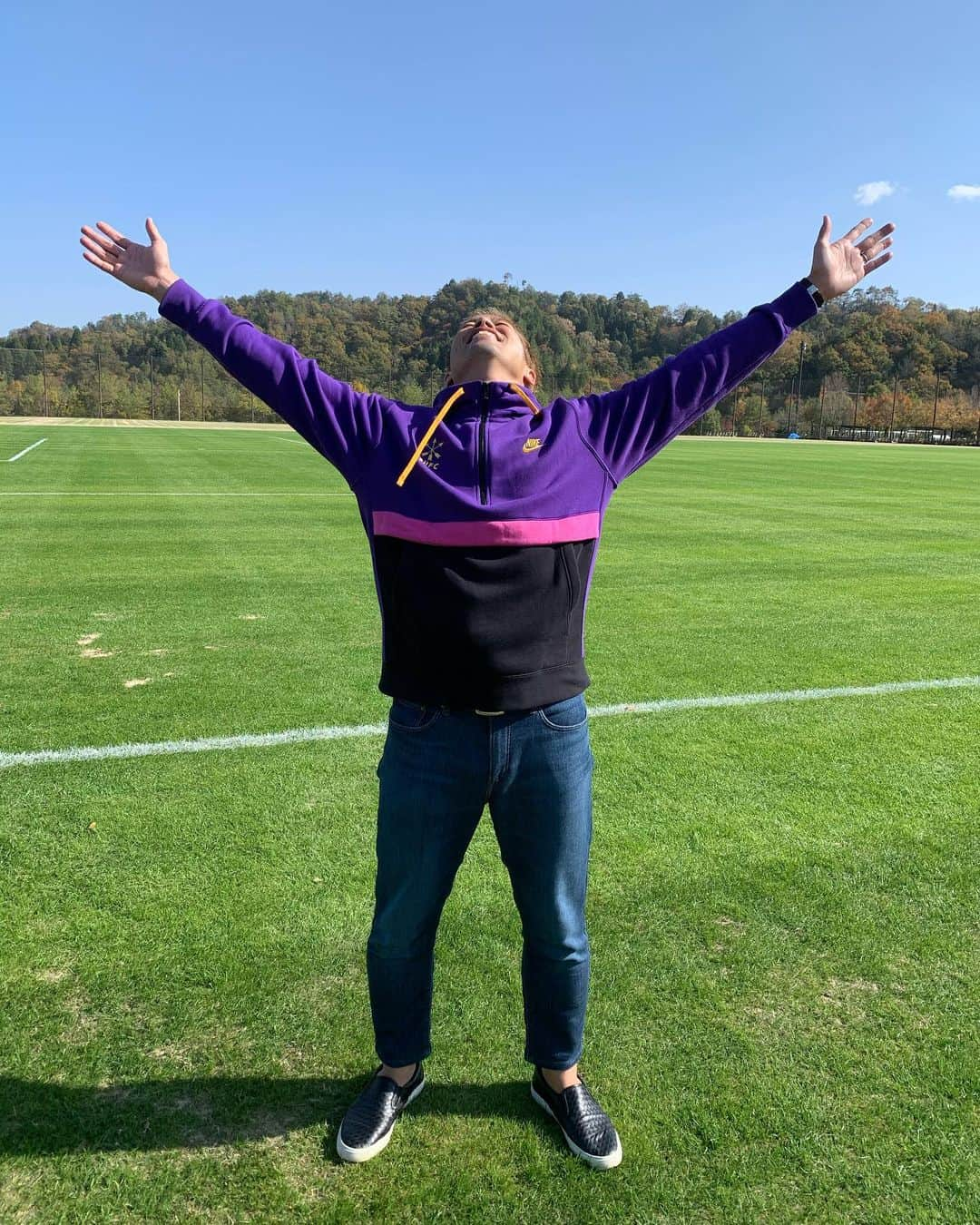 森崎浩司さんのインスタグラム写真 - (森崎浩司Instagram)「今日は吉田サッカー公園にテレビ収録で行ってきました🚘📺  天気も良く☀️気候も気持ちも良い一日の中、 いつもでしたら選手にインタビューするんですが、今回は池田フィジカルコーチと藤原GKコーチから話しを伺いましたので、ぜひ皆さん  RCC番組「情熱サンフレッチェ」をお楽しみに〜😊📺  乞うご期待です😉  #sanfrecce #天気良し #気候良し #RCC #情熱サンフレッチェ」11月8日 13時17分 - koji.morisaki77