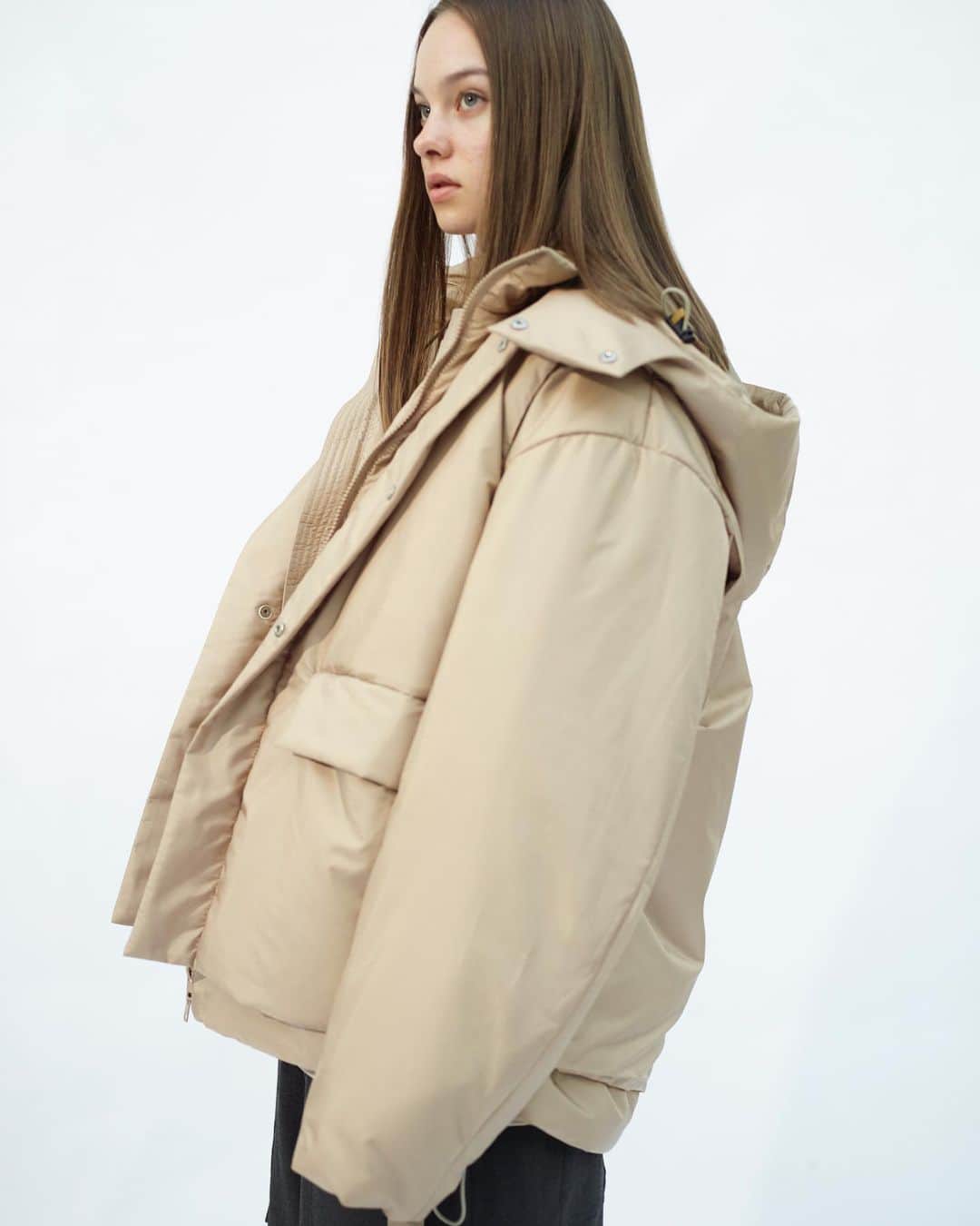 ウィザードのインスタグラム：「2020 FALL WINTER COLLECTION “Metropolis Noise Laboratories"  PADDING LAYERED BLOUSON  中綿はNASAのために開発されたアウトラストを使用。 アウトラストは快適な温度をコントロールする最先端の温度調節素材です。 人間がいちばん快適だと感じる温度（31℃～33℃）をキープしようと働きかけ体からの余分な熱を吸収し、寒くなると蓄えていた熱を放出することで快適な体感温度へとコントロールします。  #wizzard_fac #wizzard #fashion #tokyofashion #streetfashion #fashionphoto #designersbrand #domesticbrand #mensfashion #2020aw #メンズファッション #ファッションブランド #ウィザード #レイヤード  #レイヤードスタイル  #中綿ブルゾン  #機能素材」