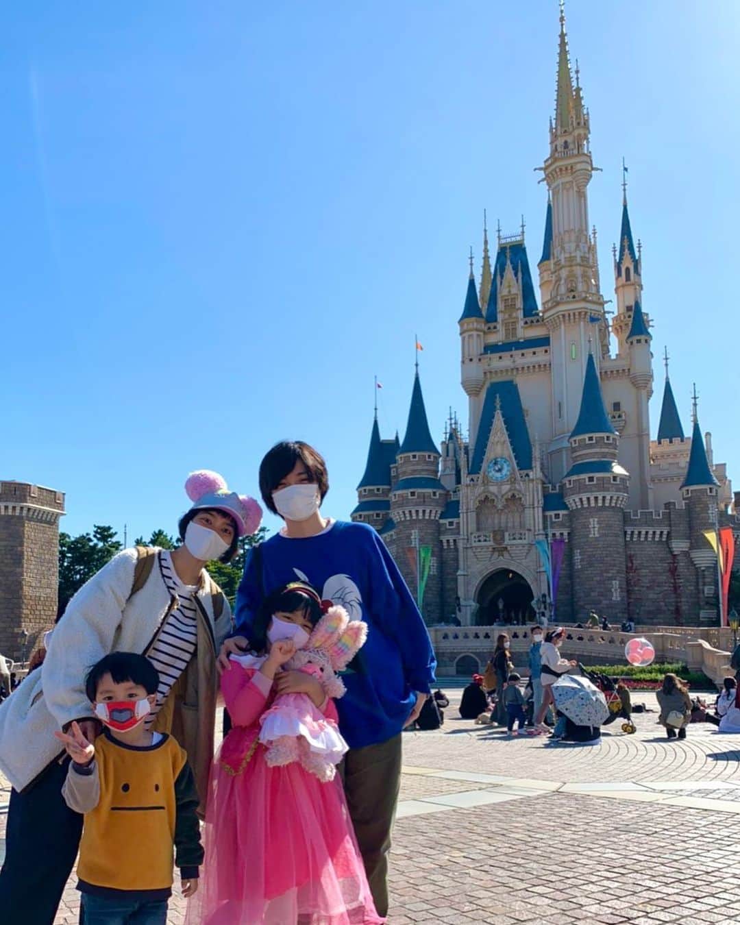 山口尚美のインスタグラム：「ディズニーランドに行ってきました🏰❣️ 入場制限のお陰か、どのアトラクションも待ち時間が平均より少なくいっぱい乗れました💕 コロナ対策で見れない場所があったり、パレードないのは寂しかったけど、これはこれで快適…♨️❣️」