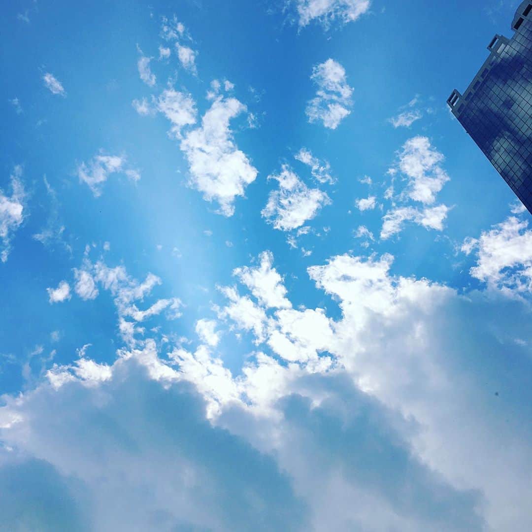 平野由実のインスタグラム：「雲の流れが速い。  子どもたちは、相変わらず外でおおはしゃぎです🧒🏻👦🏻  #曇り空 #くもり #雲 #曇り  #☁️ #🌥#⛅️ #sky」
