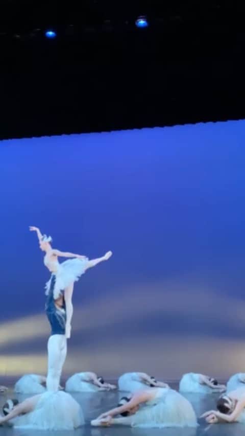宮尾俊太郎のインスタグラム：「カンパニーでは沢山の踊るシーンがあります。 先日の撮影では白鳥の湖第二幕のシーンを有明紗良役の小林美奈さんと。  #バレエ #ballet #dancer #miyao #shuntaro #宮尾俊太郎 #カンパニー　#白鳥の湖　#高野悠」