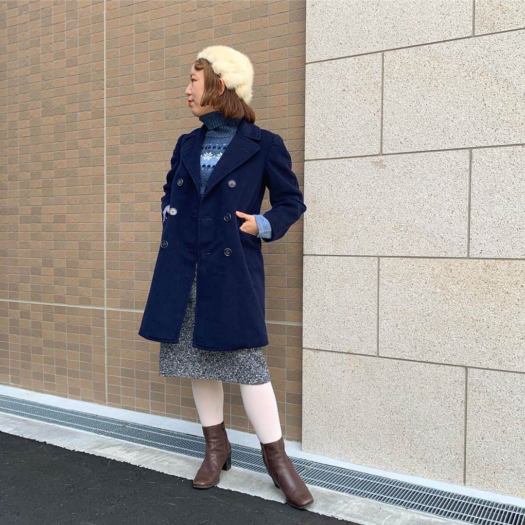 NUTTY Vintage&Collectibleのインスタグラム：「❄️NEW ARRIVAL❄️  「海外の日常を切り取ったみたいな、正統派スタイルに憧れて」  🆕vtg navy wool coat  秋になると気になるノルディック柄セーター。 青みのネップスカートをあわせて同系色でまとめて 新入荷の正統派Pコートを羽織って 顔周りは華やかにミンクファーのお帽子を☃️  💌DMよりお問い合わせ/通販承っております💌  ------------------------------------ 🛍NUTTY通販について🛍 ------------------------------------- ＜ONLINE STORE＞ VINTAGE▶︎http://nutty.theshop.jp/ USED SELECT▶︎https://nuttyselect.official.ec/ （プロフィールページURLよりjump🕊） ㅤㅤㅤㅤㅤㅤㅤㅤㅤㅤㅤㅤㅤ ＜VIDEO CHAT SHOPPING＞ テレビ電話をお繋ぎして、リアルタイムでご案内いたします。詳細は過去の投稿をご覧ください。」