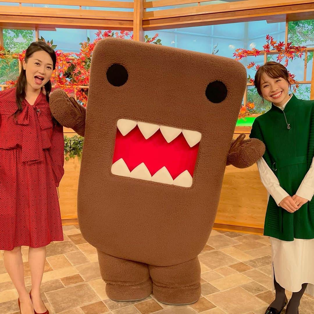 鈴木あきえさんのインスタグラム写真 - (鈴木あきえInstagram)「#NHK総合 #どーもNHK #生放送　❣️❣️❣️  観てくださった方々 ありがとうございました😊  写真は いつも明るい空気をつくって下さる NHK礒野佑子アナウンサーと、 今日も元気などーもくんと🧡  磯野さんと ひと足早めのクリスマス🎄コンビでした😍 もうあっという間にクリスマスですね〜🎅🏻  ☺︎ ☺︎  さて 私は今日で 産休前のお仕事一区切りでした✨  寂しい気持ちと、 ここまでトラブルなく現場に行くことができホッとしてる気持ちと、、  いろんな感情が入り乱れております笑  短いようで長い産休、 予想だにしないことがたくさん起こるであろう産休、  よしっどんとこい精神で 行ってきます💪🏻💪🏻💪🏻😊🌈  どーも、NHKは来年3月頃から復帰させていただく予定です✨  #みなさんありがとうございました🧡 #SNSは変わらず更新してゆきます〜🍎 #2人目妊娠中 #もうすぐ妊娠10ヶ月」11月8日 13時34分 - akiesuzuki0312