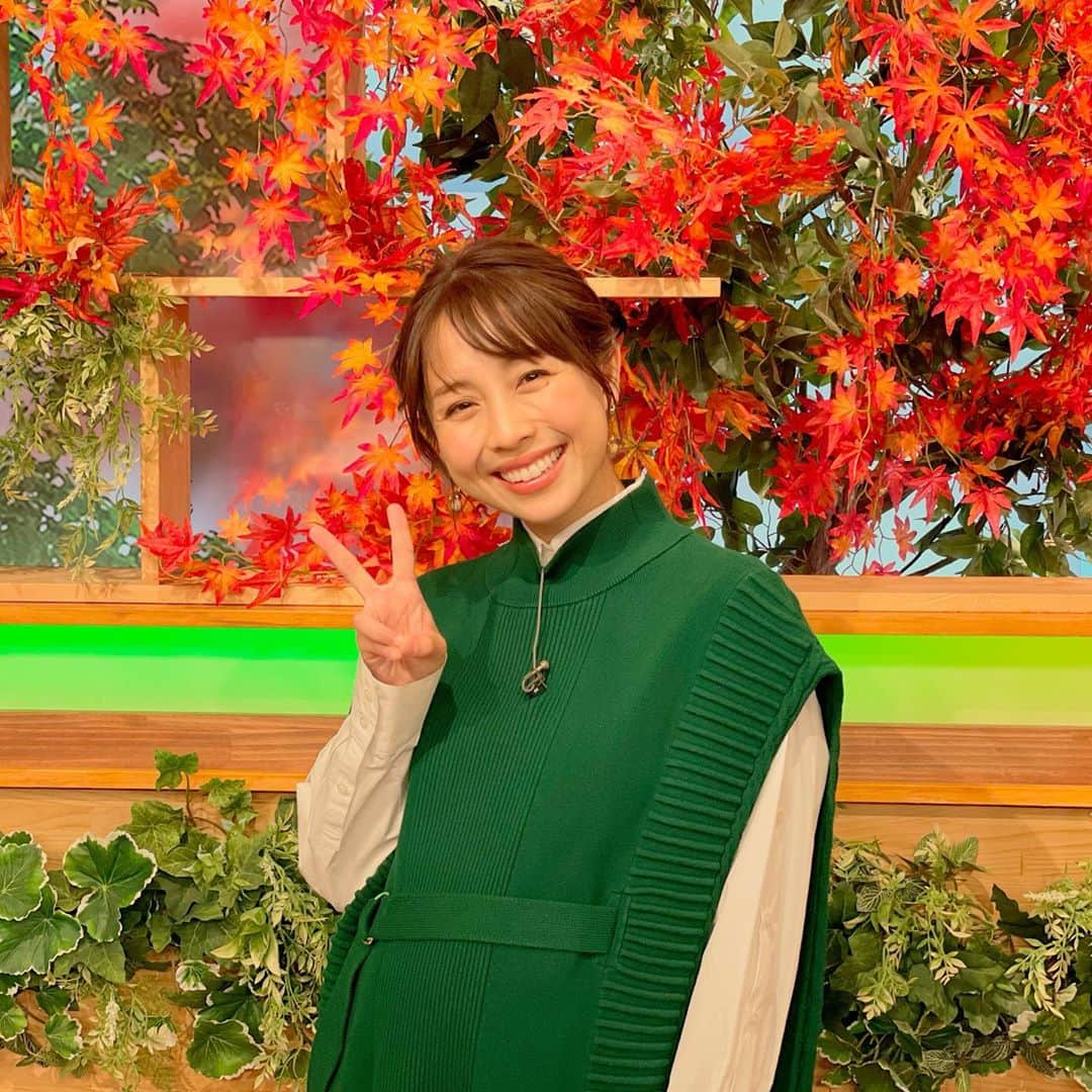 鈴木あきえさんのインスタグラム写真 - (鈴木あきえInstagram)「#NHK総合 #どーもNHK #生放送　❣️❣️❣️  観てくださった方々 ありがとうございました😊  写真は いつも明るい空気をつくって下さる NHK礒野佑子アナウンサーと、 今日も元気などーもくんと🧡  磯野さんと ひと足早めのクリスマス🎄コンビでした😍 もうあっという間にクリスマスですね〜🎅🏻  ☺︎ ☺︎  さて 私は今日で 産休前のお仕事一区切りでした✨  寂しい気持ちと、 ここまでトラブルなく現場に行くことができホッとしてる気持ちと、、  いろんな感情が入り乱れております笑  短いようで長い産休、 予想だにしないことがたくさん起こるであろう産休、  よしっどんとこい精神で 行ってきます💪🏻💪🏻💪🏻😊🌈  どーも、NHKは来年3月頃から復帰させていただく予定です✨  #みなさんありがとうございました🧡 #SNSは変わらず更新してゆきます〜🍎 #2人目妊娠中 #もうすぐ妊娠10ヶ月」11月8日 13時34分 - akiesuzuki0312