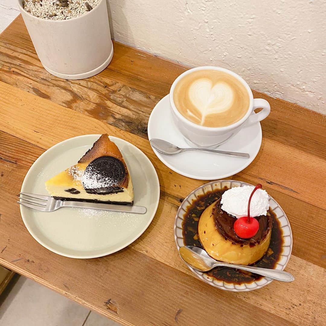 柿崎裕美のインスタグラム：「チーズケーキ食べに行ったらプリンも気になってどっちも食べた😋笑  ここのプリン🍮美味しすぎてびっくり😳！  #allseasonscoffee #新宿カフェ#sweets  #カフェ巡り #プリン  #オレオチーズケーキ」