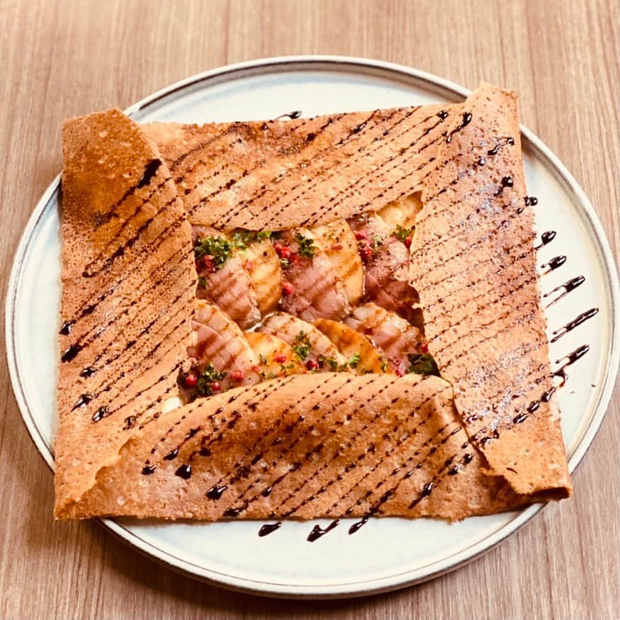 ハース恵比寿店さんのインスタグラム写真 - (ハース恵比寿店Instagram)「こんにちはハース恵比寿店です🍷﻿ みなさん日曜日どう過ごされいますか？？﻿ 本日もランチはたくさんのご予約いただいています🙇🏻‍♂️﻿ ディナーのお席は余裕ありますのでお問い合わせしてみて下さい😊﻿ ﻿ 写真は１２月より開始予定の"フランス産🇫🇷マグレカナールと焼きリンゴのガレット〜バルサミコとピンクペッパーのアクセント〜"です‼️‼️‼️﻿ ﻿ ﻿ 【感染予防対策】﻿ ・アルコール消毒液設置﻿ ・空間殺菌設備稼働﻿ ・テーブル間のアクリル板設置﻿ ・検温機﻿ ・スタッフのマスク着用と手洗い徹底﻿ などお客様に安心してご来店頂けるよう対策しておりますので是非ご来店お待ちしております。﻿ ﻿ ﻿ テイクアウト限定チキンのご案内↓↓↓﻿ 当店名物ロティサリーチキン1羽まるごと¥1980🐓﻿ ☎️03-6416-9830﻿ ﻿ ◆ガレット（YouTubeで動画も見れるよ‼️）﻿ https://www.instagram.com/galette.galette/﻿ ﻿ https://m.youtube.com/channel/UC4nVtquelZgXuDnXWpCQ9sg﻿ ﻿ ◆Uber eats・menu・出前館によるデリバリー﻿ 11:30〜21:00﻿ ﻿ ◆LINE@登録お願いします♪﻿ https://lin.ee/g0H4jc6﻿ ﻿ ﻿ 皆さまの笑顔に会えますように！💕💕💕﻿ ﻿ ﻿ #ハース恵比寿店#代官山ディナー#代官山ランチ#恵比寿グルメ#恵比寿ビストロ#恵比寿ディナー#代官山グルメ #ハース #代官山テイクアウト#恵比寿ランチ#ガレット#チーズ#ロティサリーチキン#gotoeatキャンペーン#gotoキャンペーン#恵比寿ワイン#gotoeat #渋谷ディナー#恵比寿チーズ#ローストチキン#渋谷グルメ#渋谷ランチ#渋谷チーズ#恵比寿カフェ#チーズケーキ#渋谷カフェ#恵比寿新聞#恵比寿ビール#チーズフォンデュ#恵比寿テイクアウト」11月8日 13時46分 - hearth_ebisu