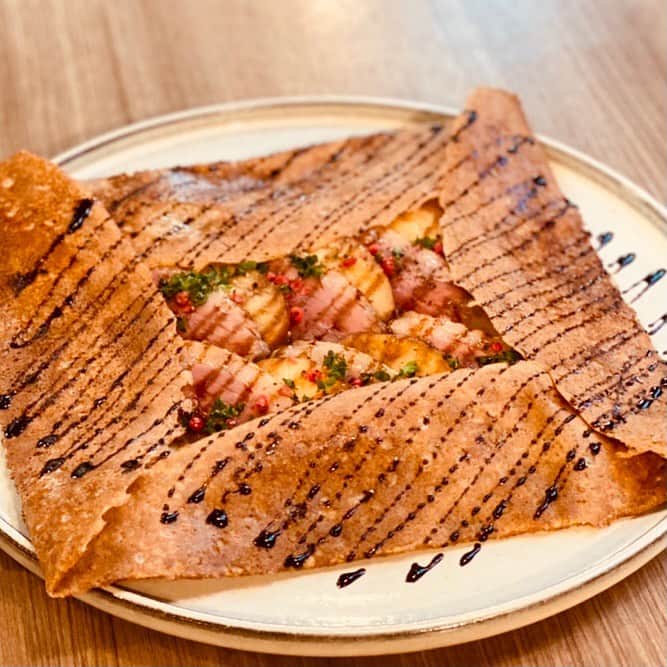 ハース恵比寿店さんのインスタグラム写真 - (ハース恵比寿店Instagram)「こんにちはハース恵比寿店です🍷﻿ みなさん日曜日どう過ごされいますか？？﻿ 本日もランチはたくさんのご予約いただいています🙇🏻‍♂️﻿ ディナーのお席は余裕ありますのでお問い合わせしてみて下さい😊﻿ ﻿ 写真は１２月より開始予定の"フランス産🇫🇷マグレカナールと焼きリンゴのガレット〜バルサミコとピンクペッパーのアクセント〜"です‼️‼️‼️﻿ ﻿ ﻿ 【感染予防対策】﻿ ・アルコール消毒液設置﻿ ・空間殺菌設備稼働﻿ ・テーブル間のアクリル板設置﻿ ・検温機﻿ ・スタッフのマスク着用と手洗い徹底﻿ などお客様に安心してご来店頂けるよう対策しておりますので是非ご来店お待ちしております。﻿ ﻿ ﻿ テイクアウト限定チキンのご案内↓↓↓﻿ 当店名物ロティサリーチキン1羽まるごと¥1980🐓﻿ ☎️03-6416-9830﻿ ﻿ ◆ガレット（YouTubeで動画も見れるよ‼️）﻿ https://www.instagram.com/galette.galette/﻿ ﻿ https://m.youtube.com/channel/UC4nVtquelZgXuDnXWpCQ9sg﻿ ﻿ ◆Uber eats・menu・出前館によるデリバリー﻿ 11:30〜21:00﻿ ﻿ ◆LINE@登録お願いします♪﻿ https://lin.ee/g0H4jc6﻿ ﻿ ﻿ 皆さまの笑顔に会えますように！💕💕💕﻿ ﻿ ﻿ #ハース恵比寿店#代官山ディナー#代官山ランチ#恵比寿グルメ#恵比寿ビストロ#恵比寿ディナー#代官山グルメ #ハース #代官山テイクアウト#恵比寿ランチ#ガレット#チーズ#ロティサリーチキン#gotoeatキャンペーン#gotoキャンペーン#恵比寿ワイン#gotoeat #渋谷ディナー#恵比寿チーズ#ローストチキン#渋谷グルメ#渋谷ランチ#渋谷チーズ#恵比寿カフェ#チーズケーキ#渋谷カフェ#恵比寿新聞#恵比寿ビール#チーズフォンデュ#恵比寿テイクアウト」11月8日 13時46分 - hearth_ebisu