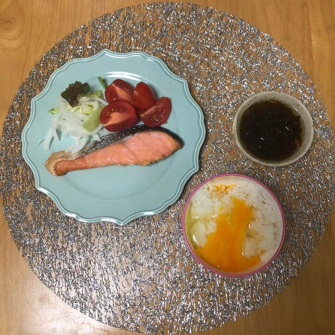 みのり(26)＠東京 ダイエットさんのインスタグラム写真 - (みのり(26)＠東京 ダイエットInstagram)「朝 . . ごはん 鮭 野菜サラダ トマト もずく酢 . . 自炊すると基本塩分も味付けも 量も適度に控えるから、 サクッと痩せる(普段外食してると。) . . 私は外食したいわけじゃなくて、 できれば料理したくて 早くお家でご飯作ってる人になりたい . . 今日は、夜勤だから朝昼兼用☺️✌️ . ◉ライザップ公認の紹介アンバサダーです。 〜紹介特典で、お安く入会できます〜 . ▶︎全国どの店舗でもOK ▶︎カウンセリング予約前にご連絡ください . 📺RIZAP TVCM出演 🏅RIZAP BMG ファイナリスト2017.2018 . #rizap #ライザップ #ダイエット #diet #レコーディングダイエット #ダイエッター #公開ダイエット  #朝ごはん #morning #食べて痩せる #おうちごはん #糖質制限 #低糖質ダイエット #和食 #クッキングラム #自炊女子 #腸内環境 #食事管理 #栄養  #cleanmeals  #lowglycemic  #まいにちごはん部」11月8日 13時40分 - minorizap