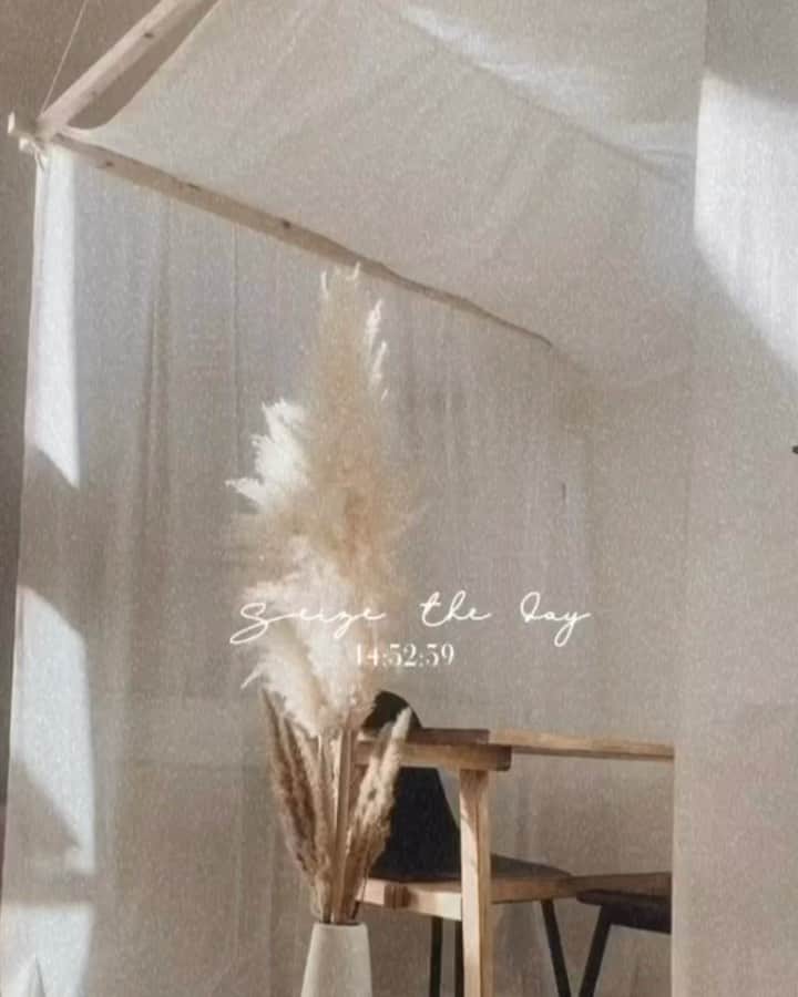 島野ミキのインスタグラム：「・ ・ @oasis.relaxationspa のインテリアや家具などは カナリこだわって作っております✨ お客様に家にいるかのようなゆっくりできる 空間デザインを考えて作りました。 こちらは1月から始める パリジェンヌとマツエクの部屋となっております。 ご来店の際には是非是非写真を たくさん撮ってってください(❁´◡`❁)*✲ﾟ* こちらを作ってくれた @camp____pvvq____  こんな感じのものをって伝えたら 期待以上の良いものを作ってくれました🥺✨ 是非是非Checkしてみてね❤︎ ・ ・ #家具#インテリア#interior#北欧インテリア#北欧スタイル#北欧ナチュラル#北欧#北欧家具#北欧デザイン#空間#空間デザイン#オシャレ#natural#ヌーディーカラー #Home#空間デザイン#空間コーディネート#韓国インテリア#oasis#oasisrelaxationspa#アロマ#アロマオイルマッサージ#massage#ネイル#nail#開店祝い#newopen#太田」