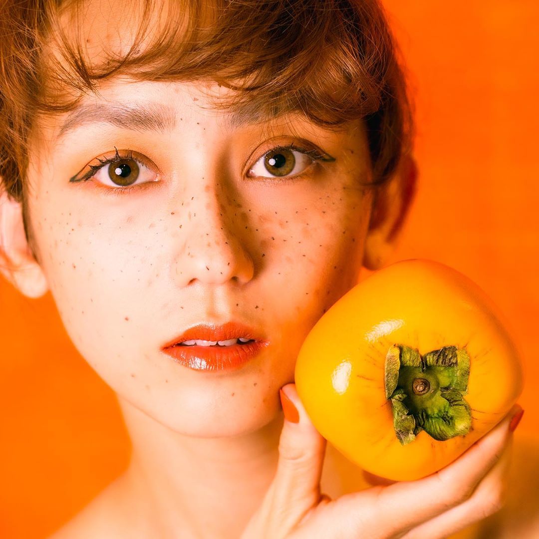セーラのインスタグラム：「柿💛part 2  カメラ📷　 @shizuka.sherry  ヘアメイク💄　@yuko_makeup   #柿　#秋　#メイク　#秋メイク　#作品撮り　#カメラ」
