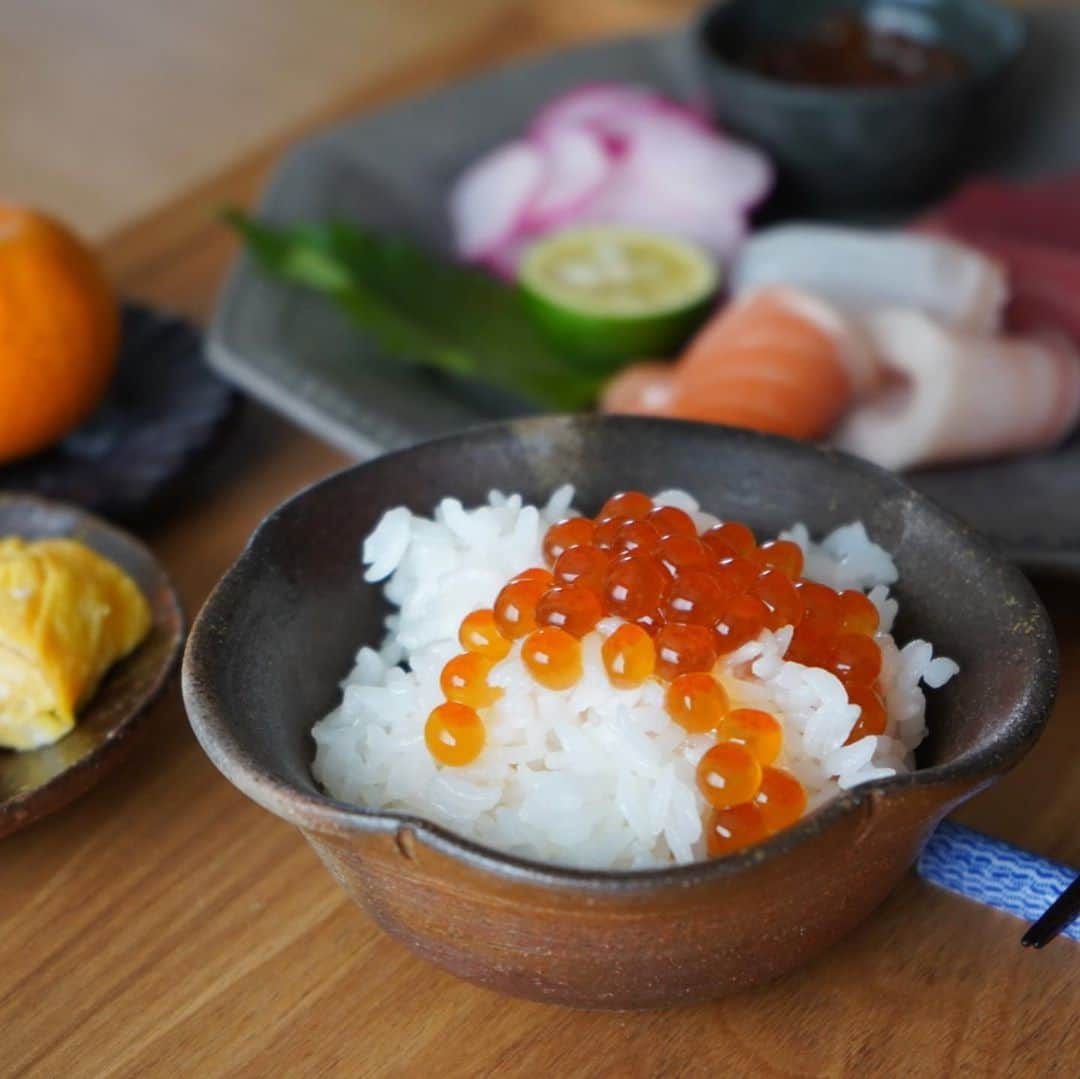 坂元美香さんのインスタグラム写真 - (坂元美香Instagram)「休日のおうちお昼ごはんは、 お刺身ミニいくら丼定食  #自家製いくらの醤油漬け #お刺身の盛り合わせ #大葉  #すだち #レディーサラダの浅漬け #ねぎ塩玉子焼き  #みかん  手間をかけただけあっていくらの醤油漬けは ほんっとうに美味しい✨😭  お刺身のつまの代わりは レディーサラダという大根。 三浦大根から品種開発された サラダ専用の大根でピンクっぽい赤が とっても可愛いかったので どうしても使いたくて軽く浅漬けにして ツマの代わりに添えてみた。  おうちごはんの楽しみはお料理より どの器を使おうか悩む時間。 結局今日もいつものお気に入りだけど🤣 お刺身盛り付けていて ストレートのプレートが欲しいと思ったので しばらく楽しみながら探そう✨  #坂元ごはん #坂元家の昼ご飯  #おうちごはん #おうちランチ #津軽金山焼 #いくら丼 #刺身 #レディーサラダ #三浦大根」11月8日 13時43分 - mika_saka