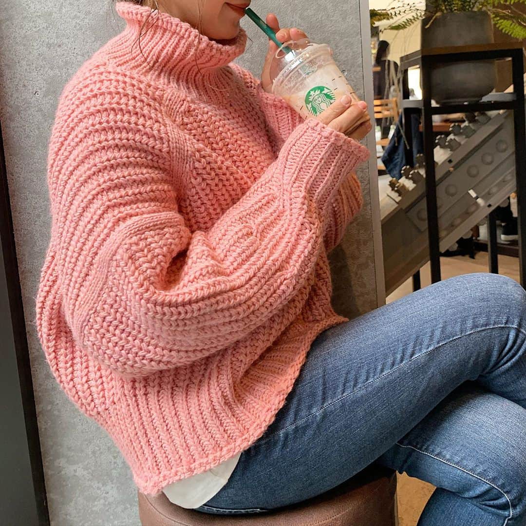 のインスタグラム：「すいません😱投稿し直して　全身も入れました🙏  いいねとコメントくれた方申し訳ありません😱  #チャンキーニット　のピンク☺️💕 @hm  #handm  の❤️ 首も痒くないし　あったかいし　形も可愛い🤩❤️  #大人カジュアル#ママファッション #プチプラ#プチプラコーデ#アラフォーコーデ#アラフォーファッション #40代ファッション #シンプル#シンプルコーデ #ファッション#ママコーデ#ママ#大人可愛い #ゆるコーデ #ママリ #ママリファッション #ニット #ニットコーデ  #ゆるコーデ  #ゆるふわ巻き」