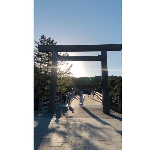 のインスタグラム：「いつかの⛩ 伊勢神宮　内宮 . 日の出と共に お伊勢さん参り⛩ . 大人になってからの伊勢神宮は初めて とてもとても良かったです✨ 夜明け前の外宮を参り内宮、伊雑宮へ。 ありがたいです🙏🏻大好きになりました。 . 袋が可愛かったなぁ💕 . #伊勢神宮 #伊勢神宮外宮 #伊勢神宮内宮 #伊勢神宮伊雑宮 #伊勢神宮参拝 #お伊勢さん #神社 #神社巡り #ありがたい」