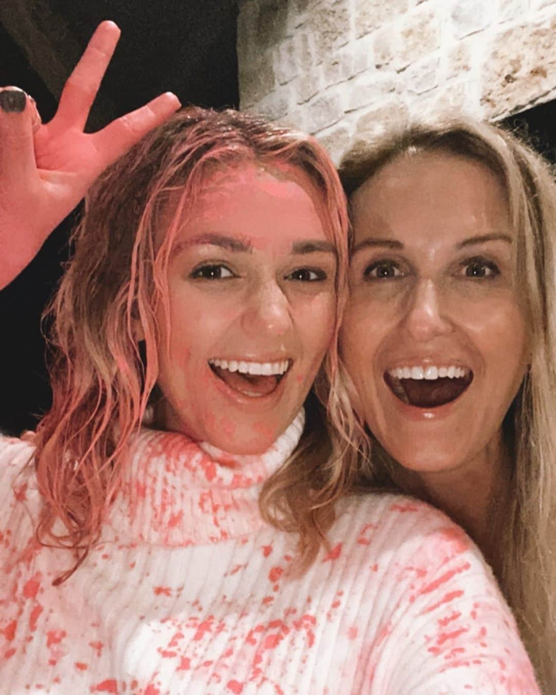 コリー・ロバートソンのインスタグラム：「My girl is having a girl💗💗💗We are bursting with joy!! Like literally can’t stop smiling!!! We realized tonight that she’s the same age as I was when I was pregnant with her😭I love you @legitsadierob You and @christian_huff are in for the sweetest gift!」