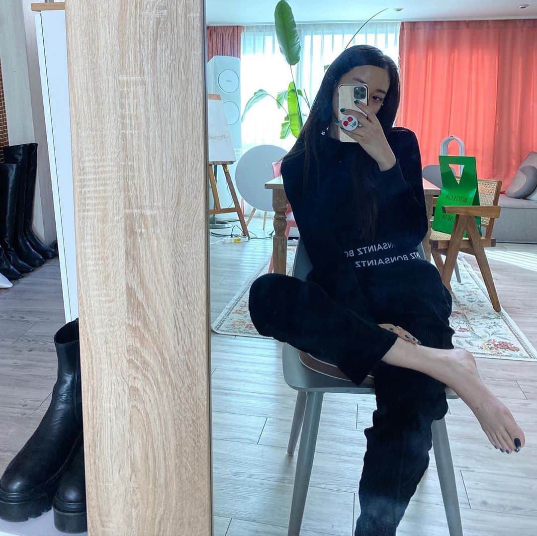 ジュヨン さんのインスタグラム写真 - (ジュヨン Instagram)「엄마랑 밥먹으러 🖤 #쌩얼...🤪」11月8日 13時52分 - jupppal