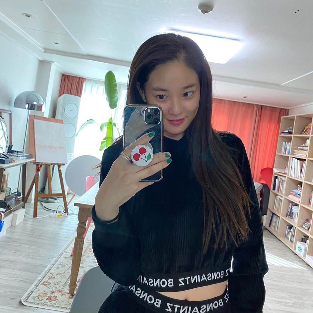 ジュヨン さんのインスタグラム写真 - (ジュヨン Instagram)「엄마랑 밥먹으러 🖤 #쌩얼...🤪」11月8日 13時52分 - jupppal