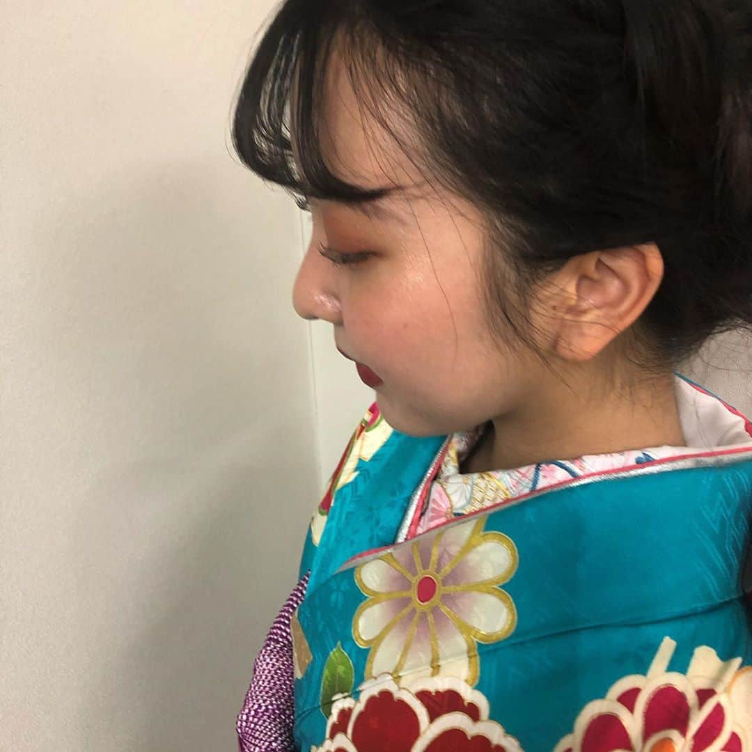 竹村夏音のインスタグラム：「2日間のメイクが物凄く可愛かったんです🥺  ずっと欲しかったキラキラのマスカラをしてもらって、2日間キラッキラメイクでした💍♡  ああああ可愛かったあ〜〜 ありがとうございました(感謝)  #サロモ#サロモ撮影#サロモ希望#サロモ東京#サロンモデル#ヘアメイク#メイク#メイクアップ#メイク撮影#ヘアメイク撮影#ヘアアレンジ#ミスコン#ミス桜美林#桜美林ミスコン#振袖#ドレス#ウェディングドレス#ウェディングモデル#いいね返し#お洒落さん#ファイナリスト#マスカラ#ラメマスカラ#中国メイク#zeeseaマスカラ#zeesea#振袖モデル#振袖撮影」