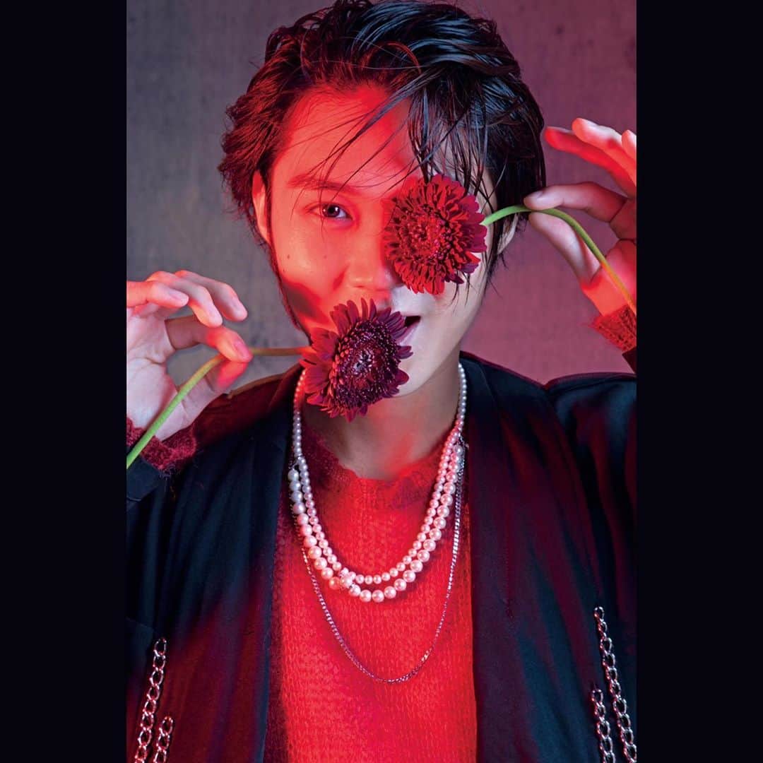 磯村勇斗のインスタグラム：「. TVガイドPERSON vol.99  明日発売です。  photo:#lesliekee」