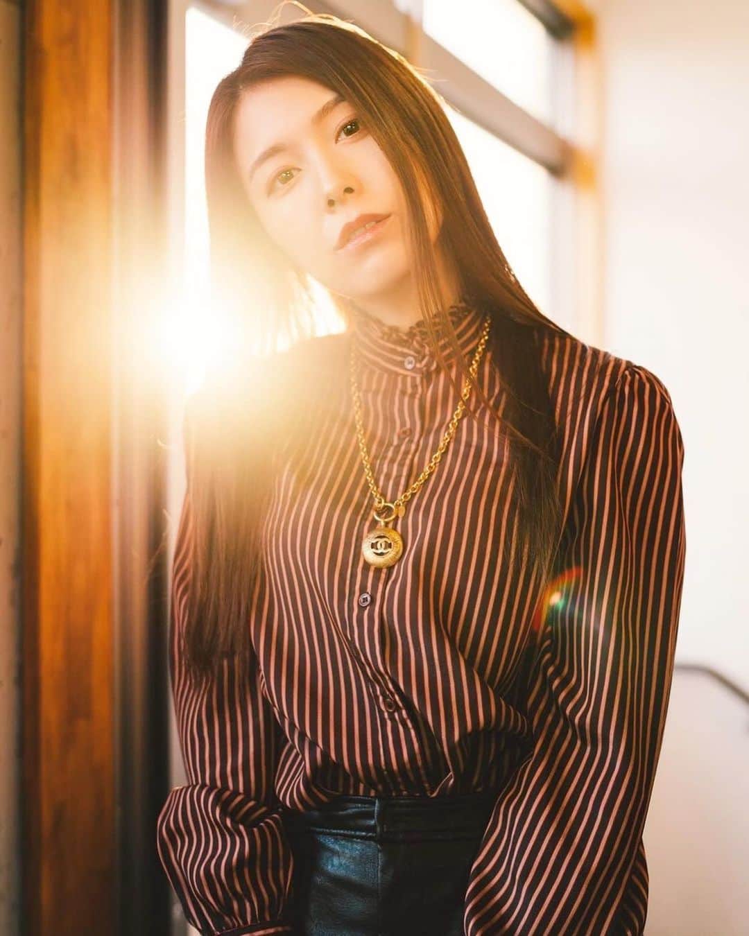 麻衣愛のインスタグラム：「髪が伸びました✂️ . #shooting #autumn #chanel #vintage #necklace #hair #hairstyle #haircolor #秋服 #レザーパンツ #ブラウスコーデ #シャネル」