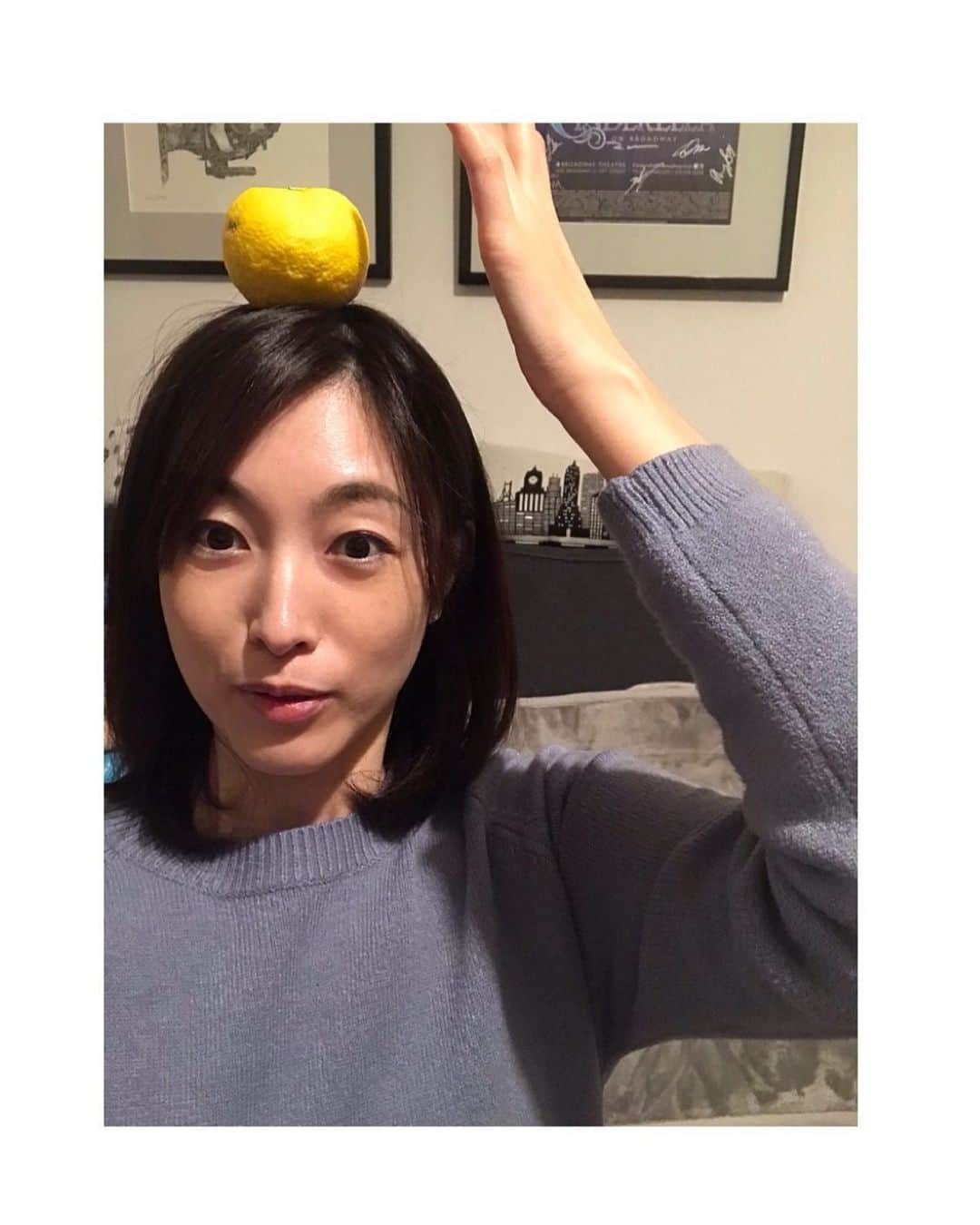 青山倫子さんのインスタグラム写真 - (青山倫子Instagram)「あれ？ 立冬？？ 柚子湯の日じゃなかったの？？ どぉーりで今年はあんまり寒くないのに柚子湯の時期だな‥って思ったんだよね。。  #青山倫子 #立冬 #冬の始まり #柚子湯 #いい香りで気持ちよかった #柚子湯の日じゃなかったけどね #ドヤ顔」11月8日 14時00分 - noriko_aoyama1229