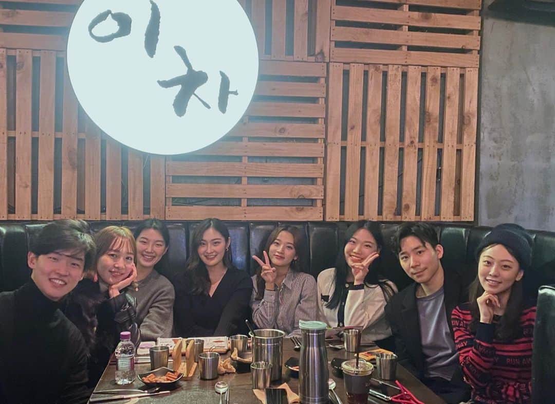 郭珉整のインスタグラム：「술 마시기 전인데 다들 취함🤔 ⛸ (우리 16년정도 된듯)⛸ 연말 힘내 동생들아👍🏻💪🏻  (@minpro1993 우리만 내면 될듯)  . #쉽지않은모임이#점점쉬워진다...」