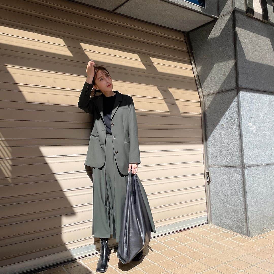 チャン・チュンニンのインスタグラム：「我只是想好好拍個穿搭 啊這個風⋯  昨晚看了鬼滅之刃劇場版  真的很需要帶衛生紙觀看😭  @20s_tnewties_tw   boots :  @soulsis2014」