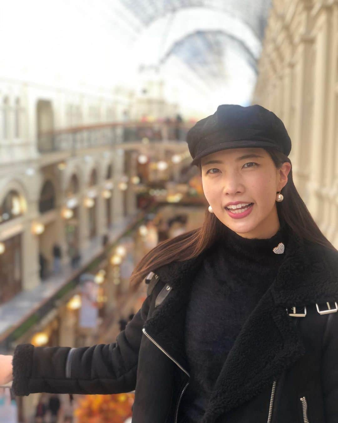 工藤沙織さんのインスタグラム写真 - (工藤沙織Instagram)「一喜0.1憂のすすめ  昨年はこの時期一人でロシアのモスクワに行っていたので、そのときの写真をポスト🇷🇺  今日は「一喜一憂」ならぬ「一喜0.1憂」のすすめのお話。  嬉しいことがあったときには思い切り喜び、落ち込むことがあった時はしっかりとその気持ちも味わいながらすぐに切り替える。  私は全身を使って喜びを表現すると身体からエネルギーがぶわっと溢れ出る感じがして、心地よいから喜びをじっくり味わうことを大切にしています。  でも落ち込むことやがっかりすることも人生にはありますよね。  私にもあります。  その感情自体を「落ち込んではいけない」「がっかりするべきでない」と思うとまるでその感情が悪者のよう。  自分の感情の中で「良い」「悪い」はそもそもない。  どちらを選択したら自分が心地よいかだけ。  ありがたいことに連日いろいろなお仕事のオファーをいただいたりするけれど、それが最終的にお仕事に繋がらないことだってある。  昔の私だったら極度に落ち込んでしまっていたけれど、今は0.1秒。  「今回は残念だったけど、いつかお仕事を一緒にできたら嬉しいな」  そんな感じでがっかりした自分を認めながら、すぐに切り替え。  思考の癖は、気をつけていけば必ず自分の思いたいように感じたいように在ることができるようになると思っています。  だからもし自分の感情に振り回されて疲れちゃうなという人はぜひ自分の感情を客観的に見てあげることから始めてみてね🌟  ーーーーーーーーーーーーーーーーーーーー 【自己肯定感講座日程】  ・自己肯定感入門講座 （計2時間）　  ⚫︎12月13日  13〜15時 ⚫︎12月29日  13〜15時  参加費：3,300円（税込）  ・自己肯定力を高めるベーシック講座 （計6時間）  ⚫︎12月26、27日　　13〜16時  参加費：19,800円（税込）  講座のお申し込み、お問い合わせは DMまたはプロフィールページのURLから💁‍♀️💁‍♂️  ★この度同世代応援として、2〜30代の方は分割のお支払いのご相談も承ります^ ^  ★その他の日程もお気軽にお問い合わせください。 . . #日本セルフエスティーム普及協会  #jise #自己肯定感 #自己肯定感爆上げビューティー #セルフラブ #ラブマイセルフ #lovemyself #自己肯定力 #自信がない #自分を好きになる #感情コントロール #人生を愉しむ #japanesemodel #175cm  #japanese #asianmodel」11月8日 14時06分 - sally.kudo