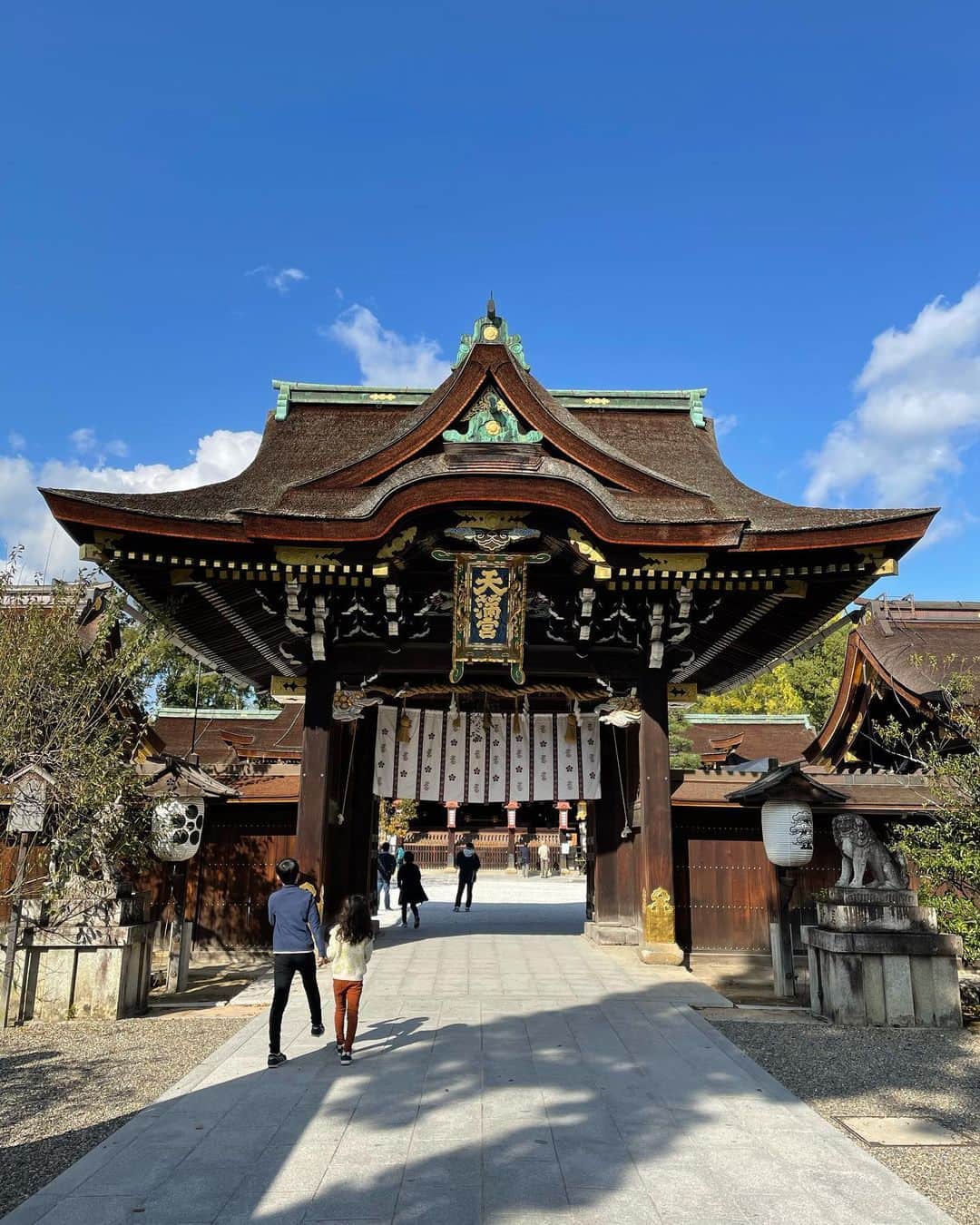 金子貴俊のインスタグラム：「北野天満宮へ 学問の神様！ そして、鬼を切った伝説の刀、鬼切丸！ 不思議な話が京都には色々あるんですよねー(^^)」