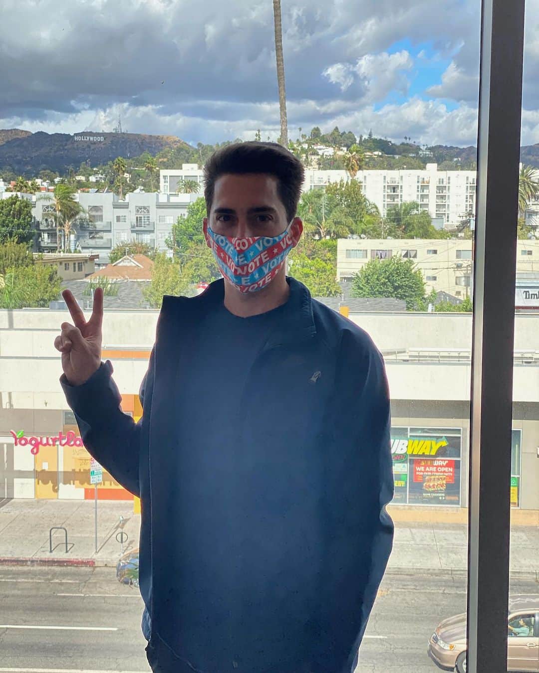 ジョナサン・カサーのインスタグラム：「Celebrate love, not hate! Kindness matters. So happy to see democracy in action. A President for all!!! 💙❤️」