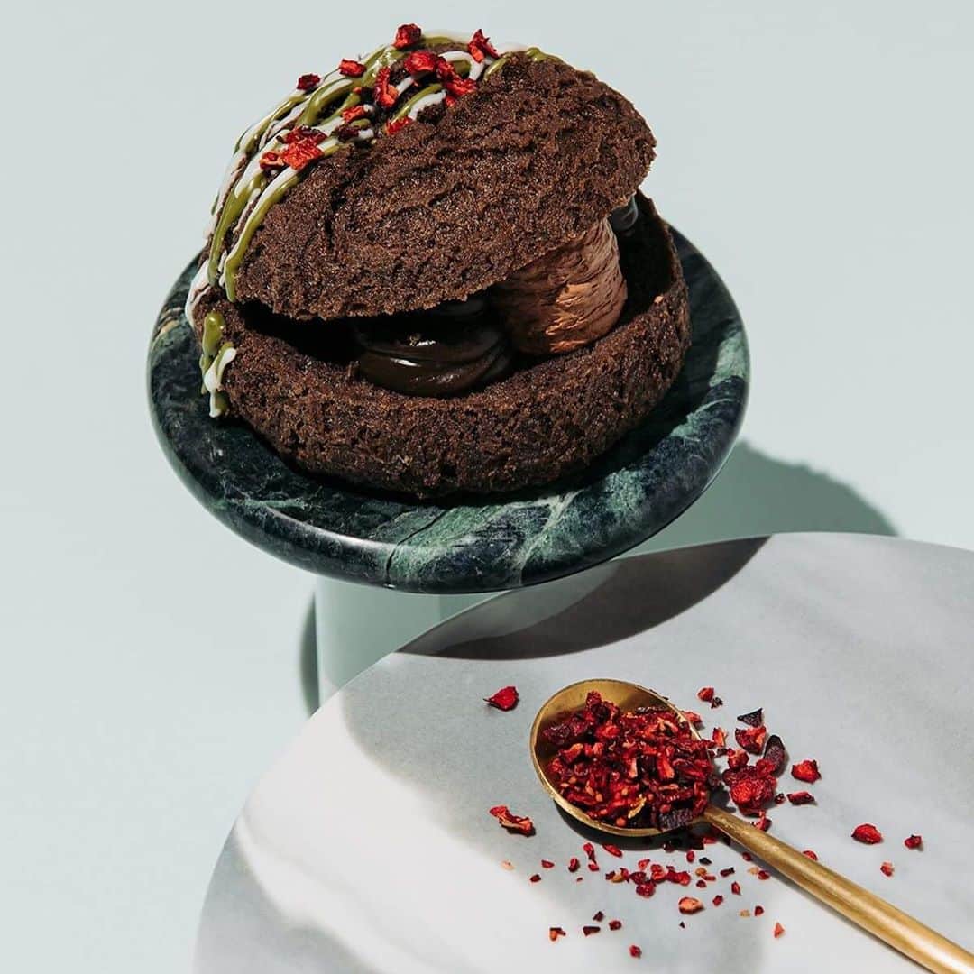 Vogue Taiwan Officialさんのインスタグラム写真 - (Vogue Taiwan OfficialInstagram)「#VogueFood 每年年底必吃的巧克力系列，Mister Donut二度攜手榮獲多個世界大獎的「福灣巧克力」創辦人許華仁先生，推出7款冬季限定甜甜圈與甜點，更同步推出3款新口味飲品，成為最近必吃甜點！  🔗完整介紹請點 @voguetaiwan 首頁連結  #巧克力 #甜甜圈 #misterdonut #chocolate #donuts @misterdonut_taiwan   🖋#wendych」11月8日 14時10分 - voguetaiwan