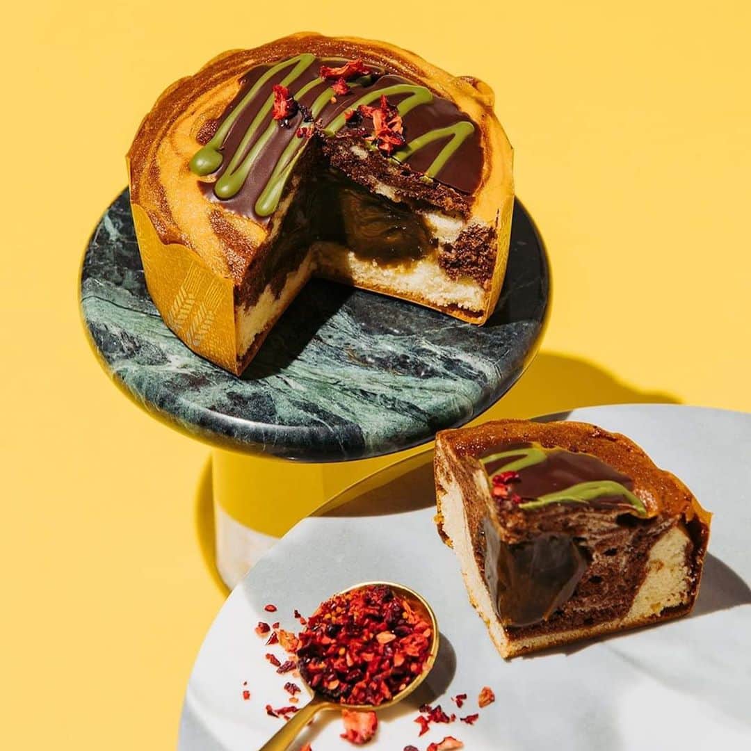 Vogue Taiwan Officialさんのインスタグラム写真 - (Vogue Taiwan OfficialInstagram)「#VogueFood 每年年底必吃的巧克力系列，Mister Donut二度攜手榮獲多個世界大獎的「福灣巧克力」創辦人許華仁先生，推出7款冬季限定甜甜圈與甜點，更同步推出3款新口味飲品，成為最近必吃甜點！  🔗完整介紹請點 @voguetaiwan 首頁連結  #巧克力 #甜甜圈 #misterdonut #chocolate #donuts @misterdonut_taiwan   🖋#wendych」11月8日 14時10分 - voguetaiwan