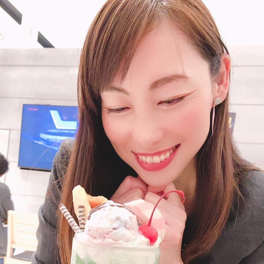 佐藤康恵さんのインスタグラム写真 - (佐藤康恵Instagram)「見つめてるのは…💋✨ なんとー！GGクリームソーダ🍈❣️ 打ち合わせにて、価格.com GG Shibuya Mobile esports cafe&bar https://gg-shibuya.jp/  に行ってきました！  ワクワクする新感覚カフェ🌟 5歳の息子を連れてプライベートでもまた行きたい場所になりました💖  渋谷パルコ7Fにぜひ！ 私は次は、建築バーガー🍔をゼッタイ食べたい！  💖💖💖 佐藤康恵音楽配信はコチラから🔽 https://big-up.style/E9iLo640Kb 💖💖💖 佐藤康恵のYouTubeチャンネル Yasue Sato Music ♡♪🔽 https://youtu.be/QTVidBCnG9Q  #GGクリームソーダ #ysjewel #yasuesato #佐藤康恵 #japanesemodel #japaneseactress #singer #歌手 #女優 #モデル #youtuber #曲リリース #mama #二児の母 #spotify #サンシャインアワーズ #sunshinehours」11月8日 14時21分 - yasuesato.official