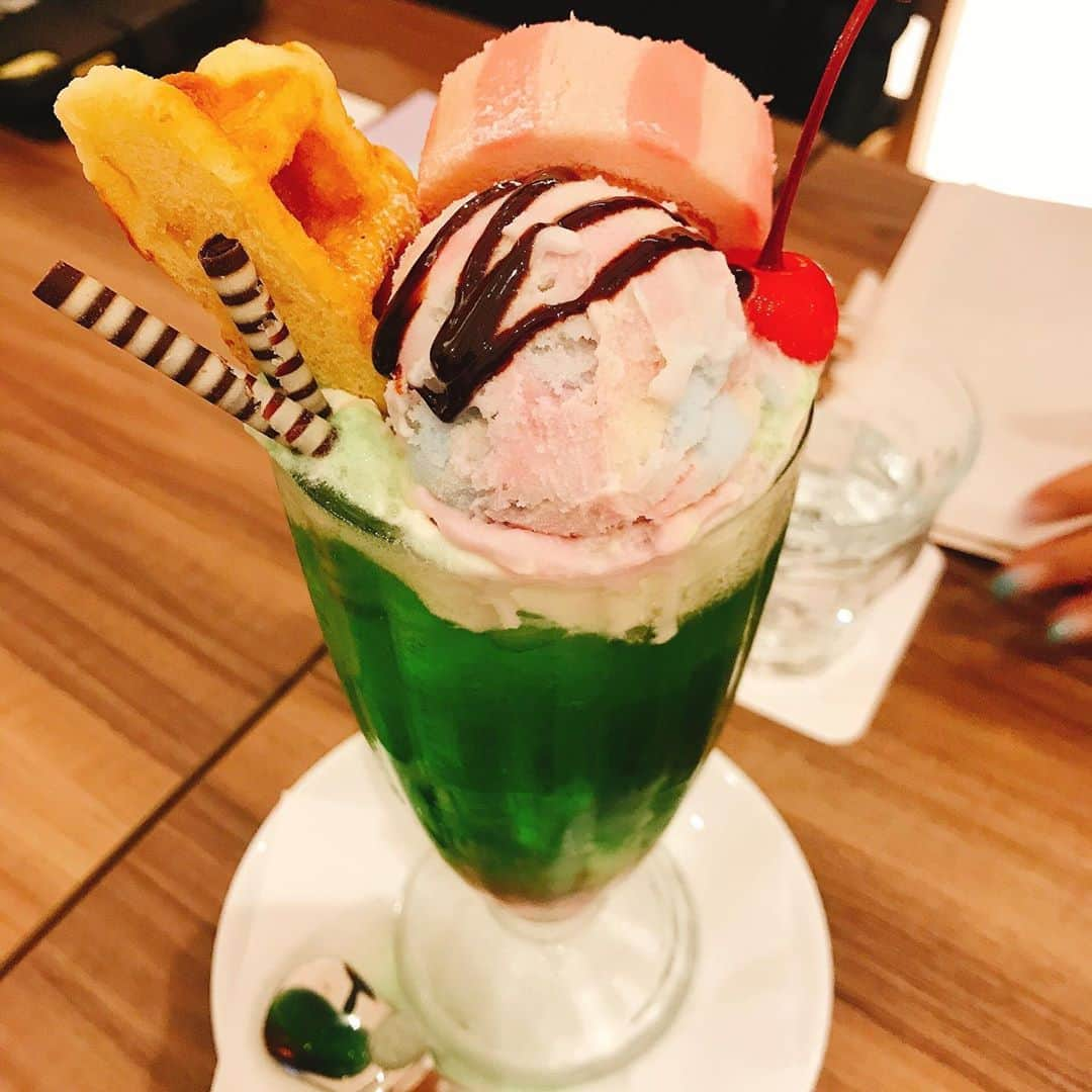 佐藤康恵さんのインスタグラム写真 - (佐藤康恵Instagram)「見つめてるのは…💋✨ なんとー！GGクリームソーダ🍈❣️ 打ち合わせにて、価格.com GG Shibuya Mobile esports cafe&bar https://gg-shibuya.jp/  に行ってきました！  ワクワクする新感覚カフェ🌟 5歳の息子を連れてプライベートでもまた行きたい場所になりました💖  渋谷パルコ7Fにぜひ！ 私は次は、建築バーガー🍔をゼッタイ食べたい！  💖💖💖 佐藤康恵音楽配信はコチラから🔽 https://big-up.style/E9iLo640Kb 💖💖💖 佐藤康恵のYouTubeチャンネル Yasue Sato Music ♡♪🔽 https://youtu.be/QTVidBCnG9Q  #GGクリームソーダ #ysjewel #yasuesato #佐藤康恵 #japanesemodel #japaneseactress #singer #歌手 #女優 #モデル #youtuber #曲リリース #mama #二児の母 #spotify #サンシャインアワーズ #sunshinehours」11月8日 14時21分 - yasuesato.official