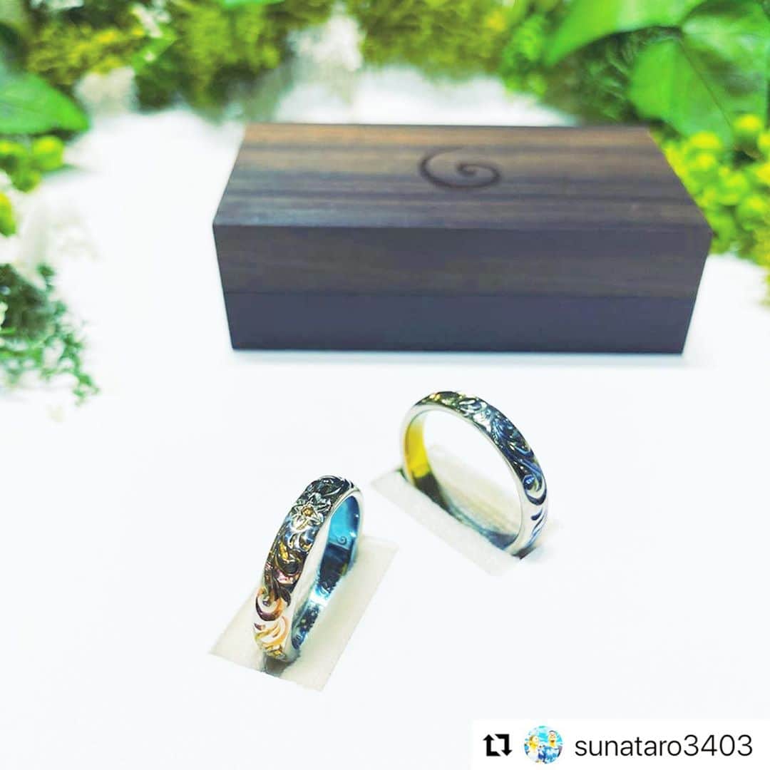 SORA ≪SORA表参道の公式アカウント≫のインスタグラム：「. ぜひ『 #結婚指輪sora 』のハッシュタグを入れて お写真を投稿してくださいね＊*  みなさんの素敵なご投稿は、 SORAの公式アカウントでご紹介いたします！  本日は @sunataro3403 さまのご投稿をご紹介します♪  ･:*+.･:*+.･:*+.･:*+.･:*+.･:*･:  結婚指輪がついに完成しました。  色々と相談させてもらって、作っていただいた指輪。  デザインはハワイアンジュエリーをモチーフにした柄で、 色のグラデーションはサンセットのイメージ。  内側にはミンサー柄を入れてもらいました。  素敵な指輪を作って頂きありがとうございました。 大切にします。  ･:*+.･:*+.･:*+.･:*+.･:*+.･:*･:  素敵なご投稿をありがとうござました＊  #結婚指輪 #婚約指輪 #表参道 #オーダーメイド #オーダーメイドリング #オーダーメイドジュエリー #金属アレルギー #金属アレルギー対応  #レアメタル #鍛造 #結婚指輪探し  #マリッジリング #エンゲージリング #ブライダル #ウェディング #プレ花嫁 #bridal #wedding #jewelry #creative #design #japaneseart #madeinjapan #2020秋婚 #2020冬婚 #2020wedding #ジルコニウム #ジルコニウムカラー #ハワイアンジュエリー」