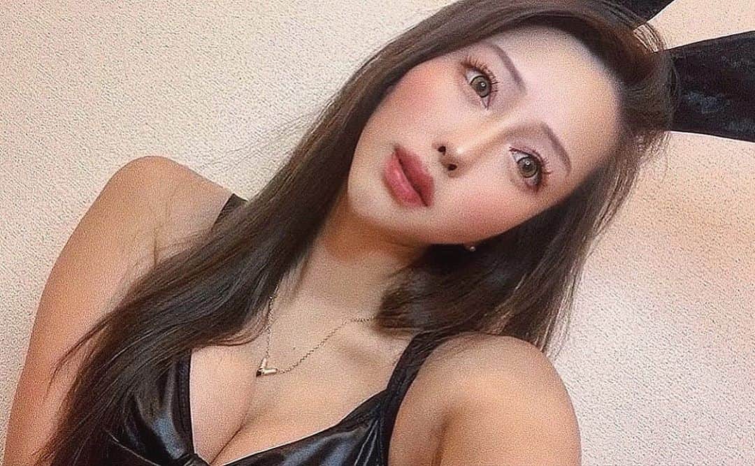 のインスタグラム：「bunny🤍🐇🤍 . . . . . . . . #バニーガール #バニー #ハロウィン仮装  #ハロウィン #bunny #bunnygirl #🐰 #メイク #メイクアップ #メイクアップ  #韓国 #韓国コスメ #韓国メイク #美容　 #バストアップ #小麦肌 #メイク好き  #ヘアメイク #ストレートヘア #美容外科　 #셀카　#얼스타그램　#인친황영　#팔로우　 #followｍe #makeup #make #cosmetics  #halloween #halloweenmakeup #beauty」