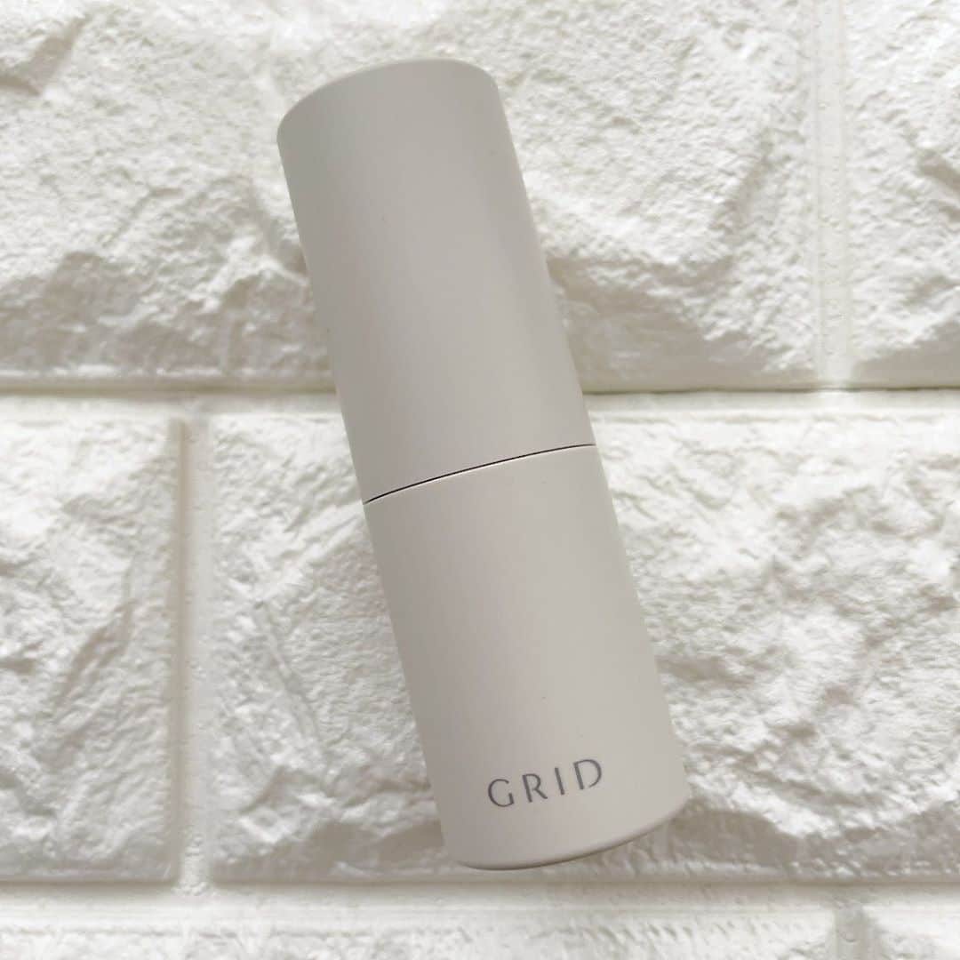 黒木絵里のインスタグラム：「・ ✨光を味方につけるベースメイク✨﻿ ﻿ 【 G R I D 】﻿ ﻿ ✔️ GRID スキンヴェール(クリア)﻿ 30g 5000円(税抜)﻿ ﻿ →偏光パールたっぷりの下地でもファンデーションでもないベースメイクアイテム。﻿ ツヤ感重視で、ナチュラルで上質な大人肌を作る。THE 透明感っていう感じ。つけ心地もサラサラでマスクにもつきにくい。﻿ ﻿ ✔️ GRID モイスチャー UV ヴェール﻿ 4500円(税抜)﻿ ﻿ → オイルベースによる「エモリエントヴェール」の形成で水分の蒸発を防ぎ、お肌の潤いをキープ。伸びが良く、軽くてしっとりとした付け心地。(汗・皮脂に強いラスティングポリマー配合)﻿ ﻿ モイスチャーUVヴェールでしっとり感をプラスして、そこにスキンヴェールで極上のツヤ感を見せるのがオススメな使い方。﻿ ﻿ シアーな感じが使いやすい。﻿ ﻿ @grid_beauty﻿ ﻿ ﻿ #美容﻿ #コスメ﻿ #メイク﻿ #ツヤ肌﻿ #ベースメイク﻿ #GRID﻿ #スキンヴェール﻿ #モイスチャーUVヴェール﻿ #透明感」
