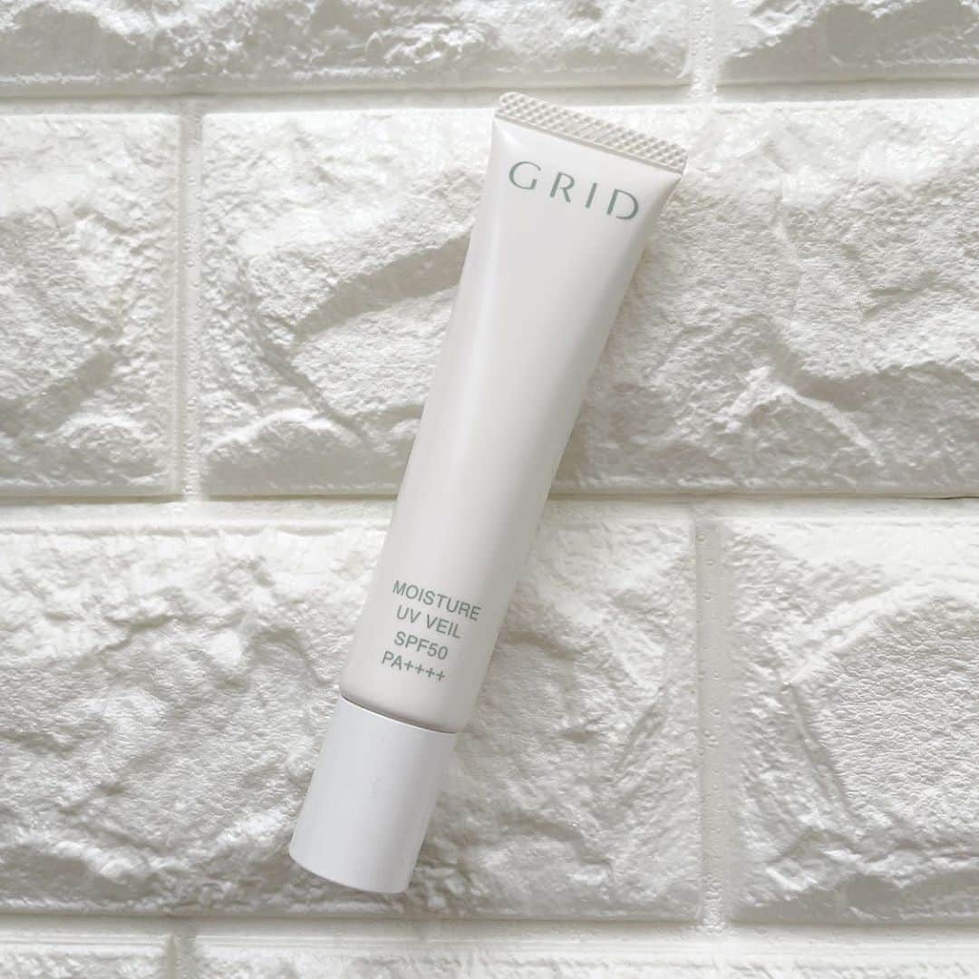 黒木絵里のインスタグラム：「・ ✨光を味方につけるベースメイク✨﻿ ﻿ 【 G R I D 】﻿ ﻿ ✔️ GRID スキンヴェール(クリア)﻿ 30g 5000円(税抜)﻿ ﻿ →偏光パールたっぷりの下地でもファンデーションでもないベースメイクアイテム。﻿ ツヤ感重視で、ナチュラルで上質な大人肌を作る。THE 透明感っていう感じ。つけ心地もサラサラでマスクにもつきにくい。﻿ ﻿ ✔️ GRID モイスチャー UV ヴェール﻿ 4500円(税抜)﻿ ﻿ → オイルベースによる「エモリエントヴェール」の形成で水分の蒸発を防ぎ、お肌の潤いをキープ。伸びが良く、軽くてしっとりとした付け心地。(汗・皮脂に強いラスティングポリマー配合)﻿ ﻿ モイスチャーUVヴェールでしっとり感をプラスして、そこにスキンヴェールで極上のツヤ感を見せるのがオススメな使い方。﻿ ﻿ シアーな感じが使いやすい。﻿ ﻿ @grid_beauty﻿ ﻿ ﻿ #美容﻿ #コスメ﻿ #メイク﻿ #ツヤ肌﻿ #ベースメイク﻿ #GRID﻿ #スキンヴェール﻿ #モイスチャーUVヴェール﻿ #透明感」
