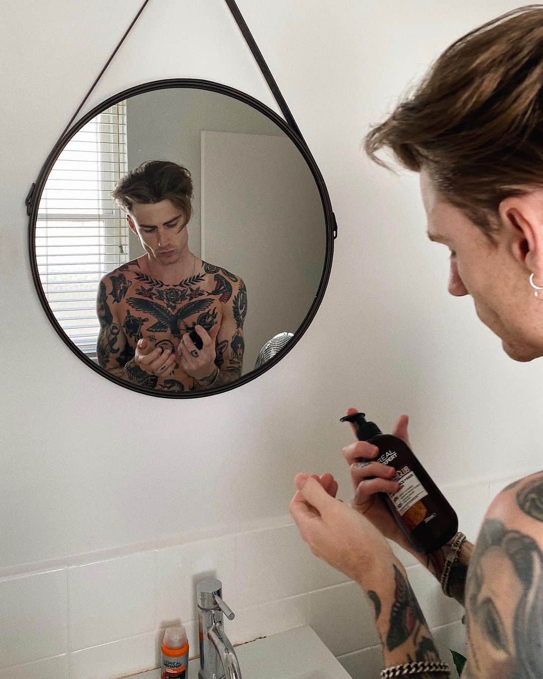 THOMAS DAVENPORTさんのインスタグラム写真 - (THOMAS DAVENPORTInstagram)「The new @lorealmen 3-in-1 BARBER CLUB // a daily face wash, that cleanses and softens hair and beard, while also removing flakes. @lorealmen are a major partner with Movember, donating $1 from every bottle sold in November. #partner」11月8日 14時34分 - thomasdavenport