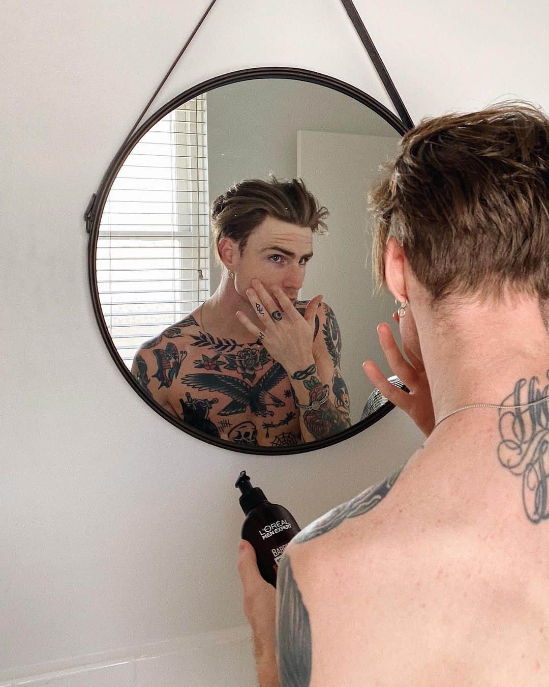 THOMAS DAVENPORTのインスタグラム：「The new @lorealmen 3-in-1 BARBER CLUB // a daily face wash, that cleanses and softens hair and beard, while also removing flakes. @lorealmen are a major partner with Movember, donating $1 from every bottle sold in November. #partner」