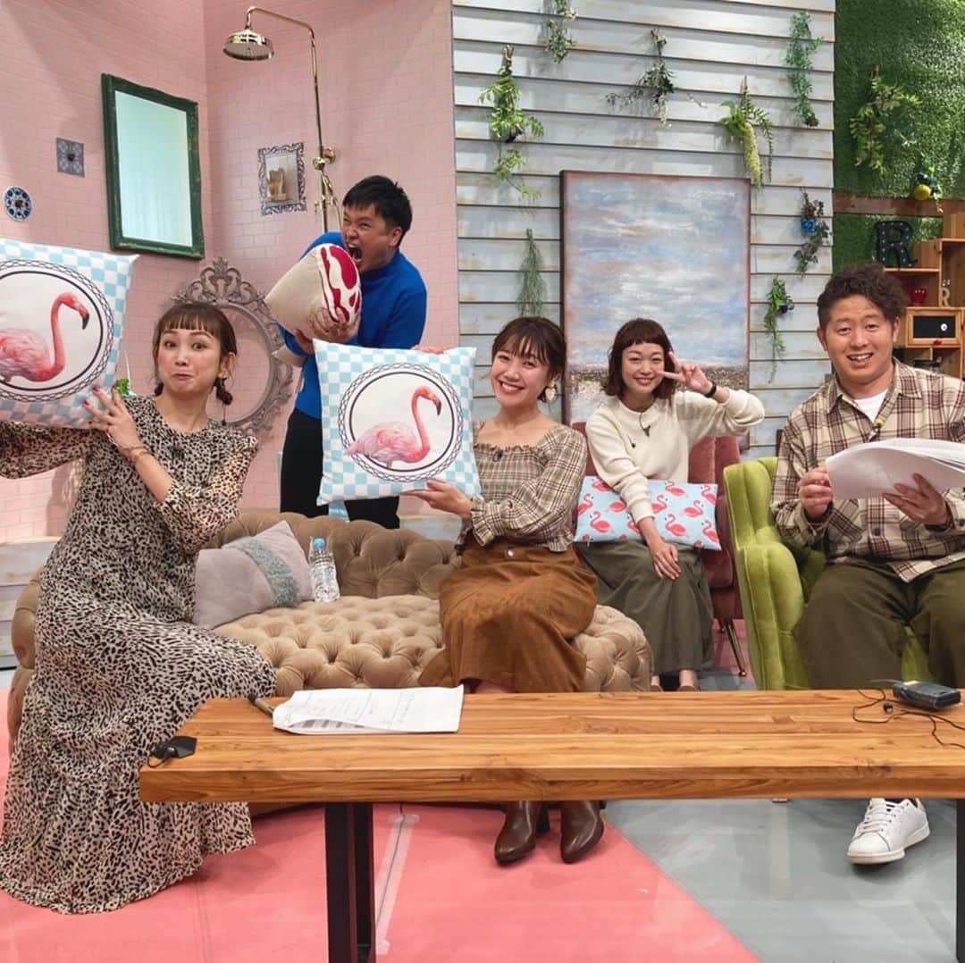 黒田りささんのインスタグラム写真 - (黒田りさInstagram)「🦩 . きょうはFM福岡サンパチ🌞 そして、日曜もshiesta🌴になって初めての スタジオ生放送でした😆💞 セットが進化していて可愛かった🐨 . 上野さんと行った奥日田と、取材させてもらったc&s音楽学院の中学生オーディションの様子が放送されましたっ✨ . 和気藹々のスタジオの雰囲気が好きです！楽しかったなあ、、！ 今日もありがとうございました😍♡ . . #rkb#日曜もシエスタ#スタジオ生放送」11月8日 14時34分 - kurorisa_14