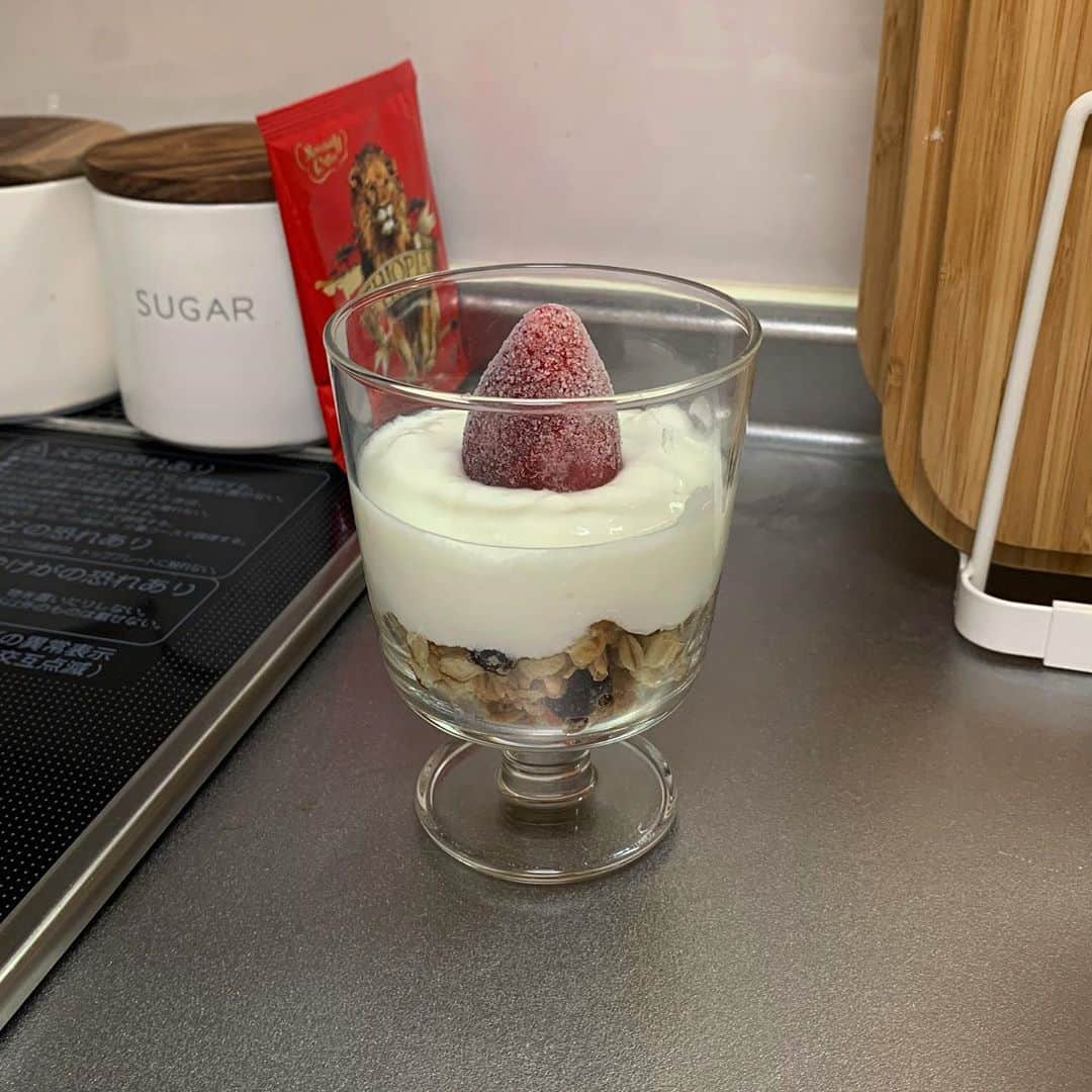 山本 絵里加のインスタグラム：「冷凍のいちごめちゃよい🍓 ワインにもヨーグルトにも何でもかんでも入れてる。笑」