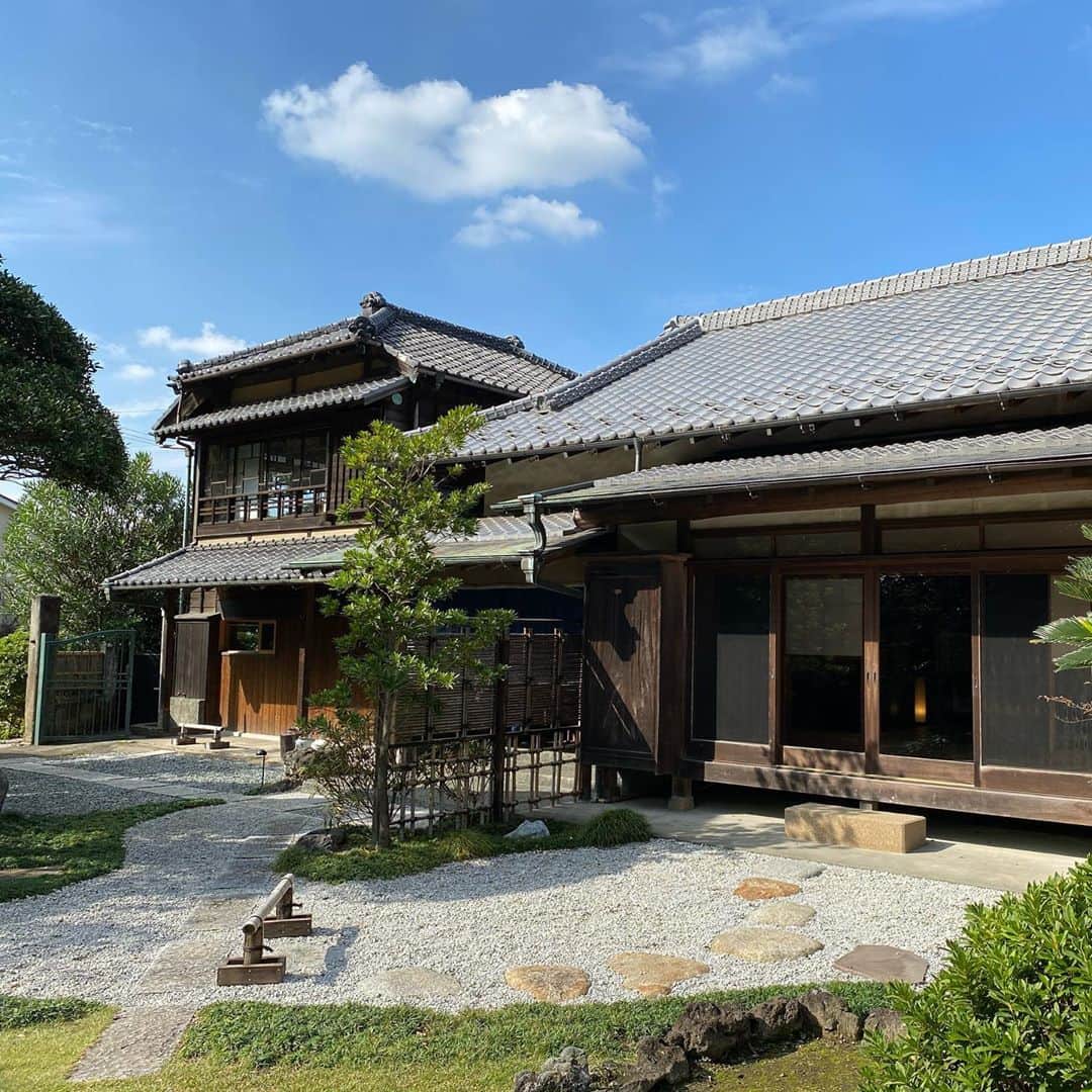 戸賀敬城さんのインスタグラム写真 - (戸賀敬城Instagram)「古都・鎌倉の歴史と緑苑に包まれた鎌倉古今。 あまりの居心地の良さに別荘と呼ぶことにしました(笑)  昨年の1月に出来たんだそうです。 スタッフさんもみんな感じが良かった。  森の中、素晴らしい庭園を持つ鎌倉古今は、165年前、江戸時代に建てられた建造物を2室のみのスイートにしているんだ。  鎌倉宮、荏柄天神社、報国寺も徒歩15分圏内。散策するにもちょうどいい。   150年以上の歴史と、自然の豊かさ最新の設備サービス、極上の食事を存分に堪能した今回の旅。忘れられない大切な時間になりました。  鎌倉は、予約必須のレストランや、全国的に名前を知られるレストランが数多く存在し、特にディナーのクオリティは全国屈指と言われている。鎌倉古今のリストランテCONCONも間違いなくその一つだ。  民泊ゆえ週に2日も休むそうです。貴重な体験でもあるんですね。  また来よう。 また来れる自分でいよう。 そうじゃなきゃいけない。  #鎌倉古今  #kamakuracocon  #COCON #江戸時代  #蔵  #戸賀敬城  #トガッチ  #togacci  #hirokunitoga #ドンペリニヨン  #ベンテイガ  #ベントレー  #フェンディ  #bentley  #bentayga  #fendi」11月8日 14時48分 - togacci53