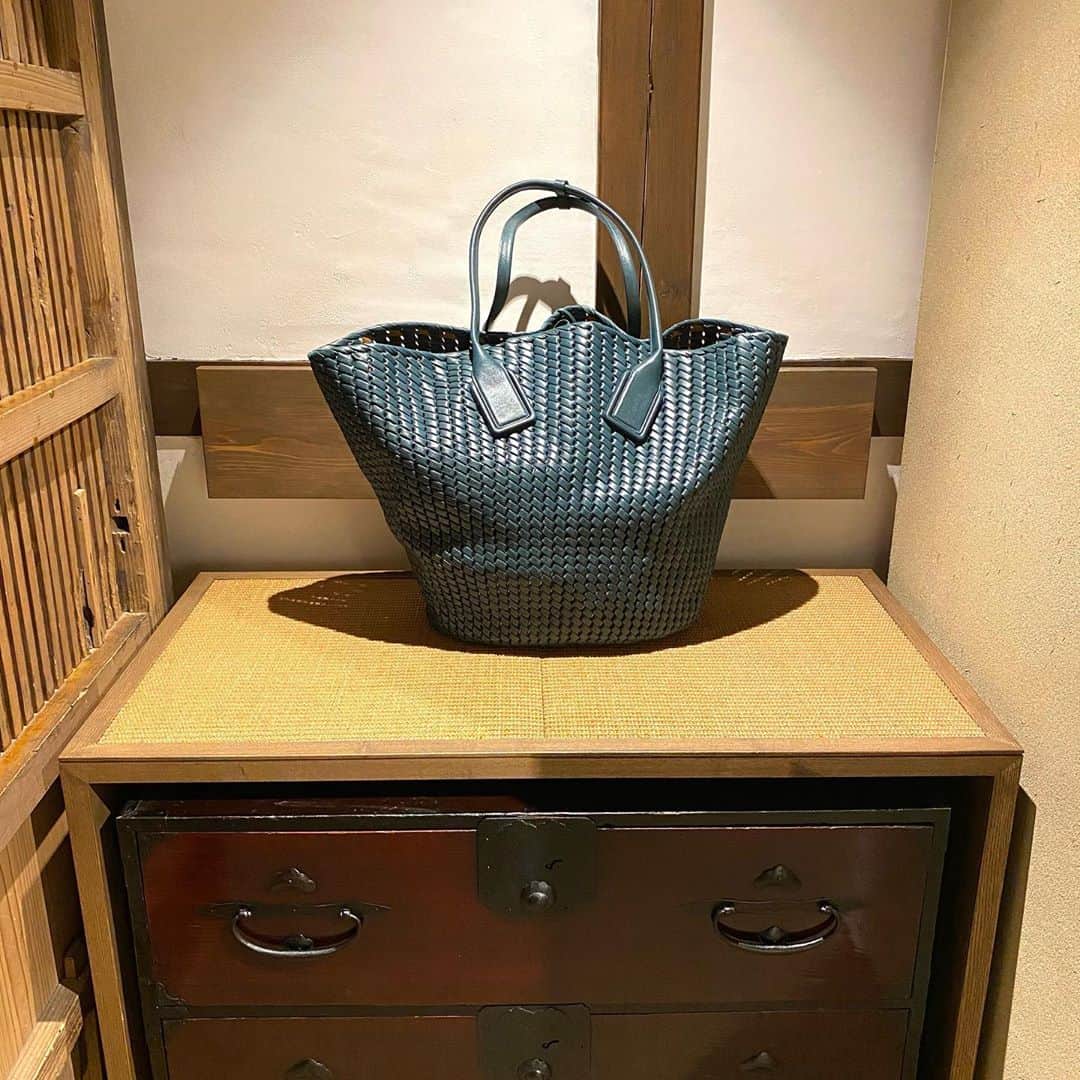 戸賀敬城さんのインスタグラム写真 - (戸賀敬城Instagram)「古都・鎌倉の歴史と緑苑に包まれた鎌倉古今。 あまりの居心地の良さに別荘と呼ぶことにしました(笑)  昨年の1月に出来たんだそうです。 スタッフさんもみんな感じが良かった。  森の中、素晴らしい庭園を持つ鎌倉古今は、165年前、江戸時代に建てられた建造物を2室のみのスイートにしているんだ。  鎌倉宮、荏柄天神社、報国寺も徒歩15分圏内。散策するにもちょうどいい。   150年以上の歴史と、自然の豊かさ最新の設備サービス、極上の食事を存分に堪能した今回の旅。忘れられない大切な時間になりました。  鎌倉は、予約必須のレストランや、全国的に名前を知られるレストランが数多く存在し、特にディナーのクオリティは全国屈指と言われている。鎌倉古今のリストランテCONCONも間違いなくその一つだ。  民泊ゆえ週に2日も休むそうです。貴重な体験でもあるんですね。  また来よう。 また来れる自分でいよう。 そうじゃなきゃいけない。  #鎌倉古今  #kamakuracocon  #COCON #江戸時代  #蔵  #戸賀敬城  #トガッチ  #togacci  #hirokunitoga #ドンペリニヨン  #ベンテイガ  #ベントレー  #フェンディ  #bentley  #bentayga  #fendi」11月8日 14時48分 - togacci53