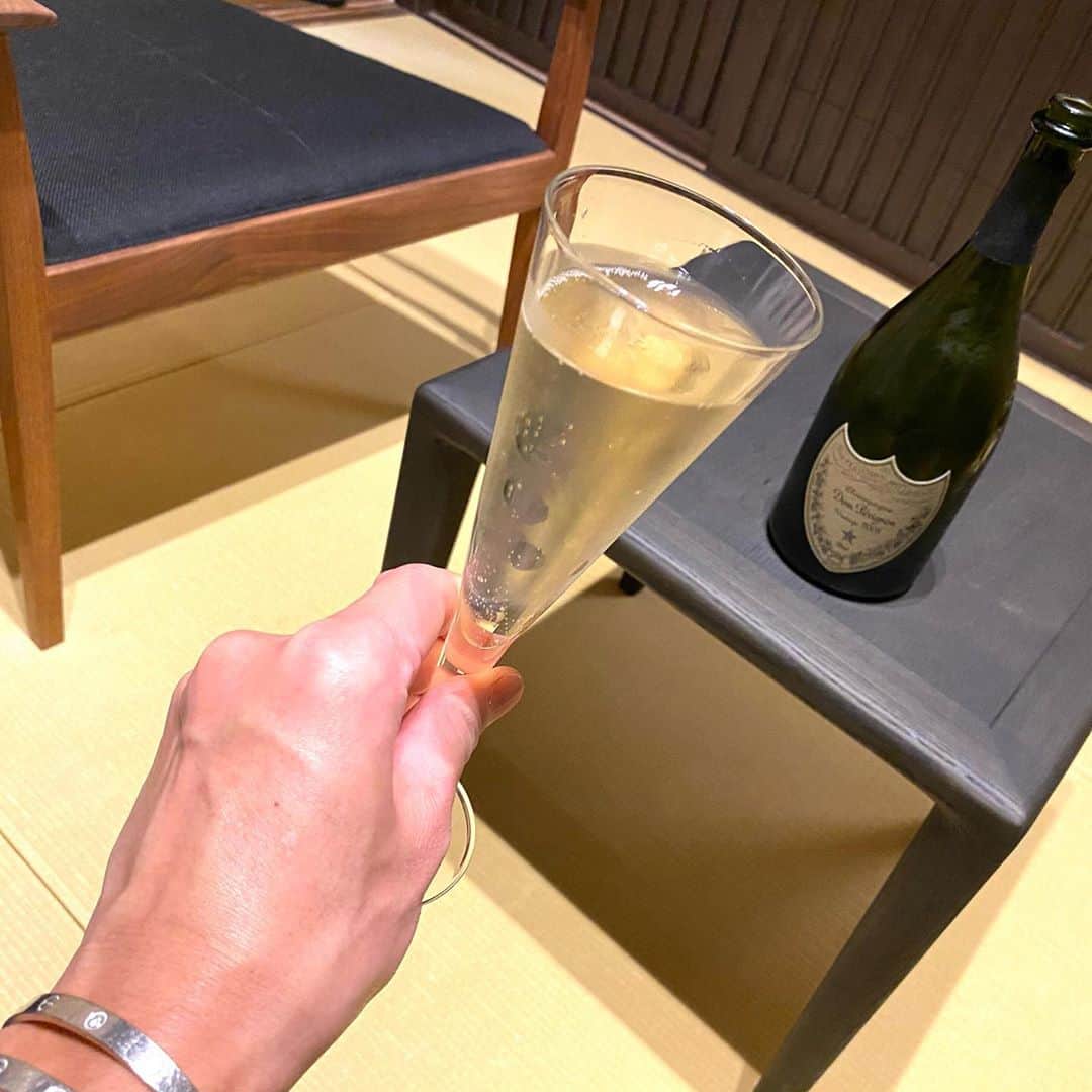 戸賀敬城さんのインスタグラム写真 - (戸賀敬城Instagram)「古都・鎌倉の歴史と緑苑に包まれた鎌倉古今。 あまりの居心地の良さに別荘と呼ぶことにしました(笑)  昨年の1月に出来たんだそうです。 スタッフさんもみんな感じが良かった。  森の中、素晴らしい庭園を持つ鎌倉古今は、165年前、江戸時代に建てられた建造物を2室のみのスイートにしているんだ。  鎌倉宮、荏柄天神社、報国寺も徒歩15分圏内。散策するにもちょうどいい。   150年以上の歴史と、自然の豊かさ最新の設備サービス、極上の食事を存分に堪能した今回の旅。忘れられない大切な時間になりました。  鎌倉は、予約必須のレストランや、全国的に名前を知られるレストランが数多く存在し、特にディナーのクオリティは全国屈指と言われている。鎌倉古今のリストランテCONCONも間違いなくその一つだ。  民泊ゆえ週に2日も休むそうです。貴重な体験でもあるんですね。  また来よう。 また来れる自分でいよう。 そうじゃなきゃいけない。  #鎌倉古今  #kamakuracocon  #COCON #江戸時代  #蔵  #戸賀敬城  #トガッチ  #togacci  #hirokunitoga #ドンペリニヨン  #ベンテイガ  #ベントレー  #フェンディ  #bentley  #bentayga  #fendi」11月8日 14時48分 - togacci53
