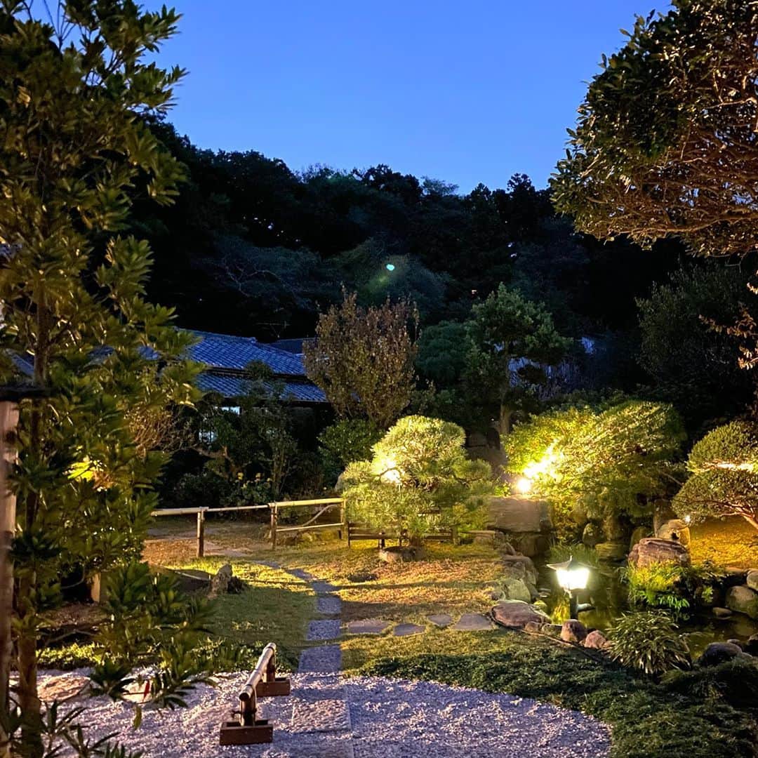戸賀敬城さんのインスタグラム写真 - (戸賀敬城Instagram)「古都・鎌倉の歴史と緑苑に包まれた鎌倉古今。 あまりの居心地の良さに別荘と呼ぶことにしました(笑)  昨年の1月に出来たんだそうです。 スタッフさんもみんな感じが良かった。  森の中、素晴らしい庭園を持つ鎌倉古今は、165年前、江戸時代に建てられた建造物を2室のみのスイートにしているんだ。  鎌倉宮、荏柄天神社、報国寺も徒歩15分圏内。散策するにもちょうどいい。   150年以上の歴史と、自然の豊かさ最新の設備サービス、極上の食事を存分に堪能した今回の旅。忘れられない大切な時間になりました。  鎌倉は、予約必須のレストランや、全国的に名前を知られるレストランが数多く存在し、特にディナーのクオリティは全国屈指と言われている。鎌倉古今のリストランテCONCONも間違いなくその一つだ。  民泊ゆえ週に2日も休むそうです。貴重な体験でもあるんですね。  また来よう。 また来れる自分でいよう。 そうじゃなきゃいけない。  #鎌倉古今  #kamakuracocon  #COCON #江戸時代  #蔵  #戸賀敬城  #トガッチ  #togacci  #hirokunitoga #ドンペリニヨン  #ベンテイガ  #ベントレー  #フェンディ  #bentley  #bentayga  #fendi」11月8日 14時48分 - togacci53