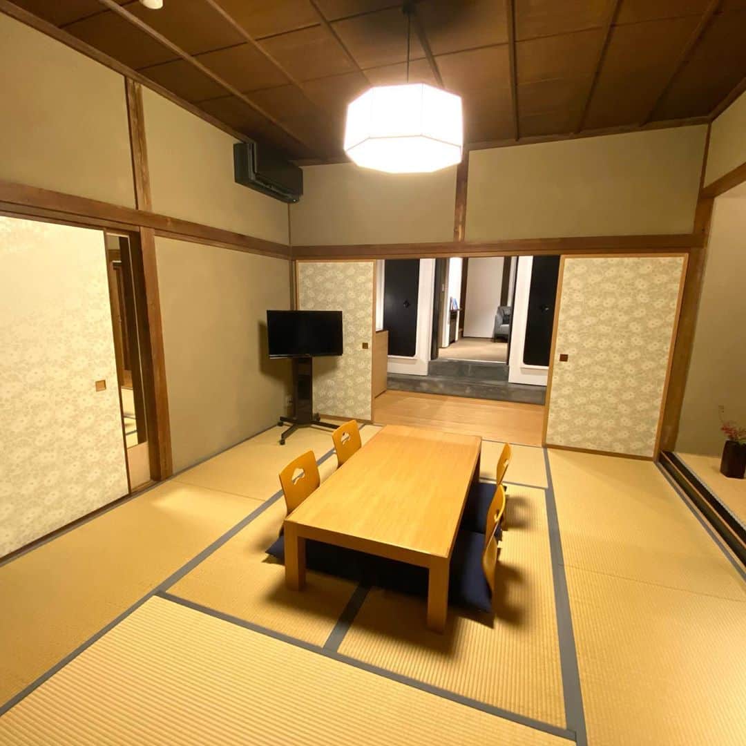 戸賀敬城さんのインスタグラム写真 - (戸賀敬城Instagram)「古都・鎌倉の歴史と緑苑に包まれた鎌倉古今。 あまりの居心地の良さに別荘と呼ぶことにしました(笑)  昨年の1月に出来たんだそうです。 スタッフさんもみんな感じが良かった。  森の中、素晴らしい庭園を持つ鎌倉古今は、165年前、江戸時代に建てられた建造物を2室のみのスイートにしているんだ。  鎌倉宮、荏柄天神社、報国寺も徒歩15分圏内。散策するにもちょうどいい。   150年以上の歴史と、自然の豊かさ最新の設備サービス、極上の食事を存分に堪能した今回の旅。忘れられない大切な時間になりました。  鎌倉は、予約必須のレストランや、全国的に名前を知られるレストランが数多く存在し、特にディナーのクオリティは全国屈指と言われている。鎌倉古今のリストランテCONCONも間違いなくその一つだ。  民泊ゆえ週に2日も休むそうです。貴重な体験でもあるんですね。  また来よう。 また来れる自分でいよう。 そうじゃなきゃいけない。  #鎌倉古今  #kamakuracocon  #COCON #江戸時代  #蔵  #戸賀敬城  #トガッチ  #togacci  #hirokunitoga #ドンペリニヨン  #ベンテイガ  #ベントレー  #フェンディ  #bentley  #bentayga  #fendi」11月8日 14時48分 - togacci53