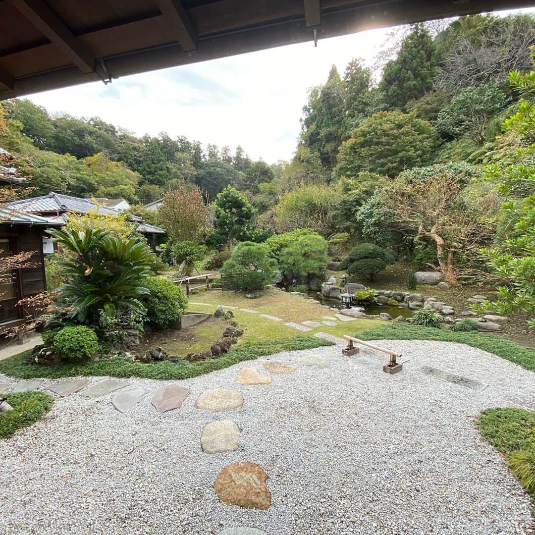 戸賀敬城さんのインスタグラム写真 - (戸賀敬城Instagram)「古都・鎌倉の歴史と緑苑に包まれた鎌倉古今。 あまりの居心地の良さに別荘と呼ぶことにしました(笑)  昨年の1月に出来たんだそうです。 スタッフさんもみんな感じが良かった。  森の中、素晴らしい庭園を持つ鎌倉古今は、165年前、江戸時代に建てられた建造物を2室のみのスイートにしているんだ。  鎌倉宮、荏柄天神社、報国寺も徒歩15分圏内。散策するにもちょうどいい。   150年以上の歴史と、自然の豊かさ最新の設備サービス、極上の食事を存分に堪能した今回の旅。忘れられない大切な時間になりました。  鎌倉は、予約必須のレストランや、全国的に名前を知られるレストランが数多く存在し、特にディナーのクオリティは全国屈指と言われている。鎌倉古今のリストランテCONCONも間違いなくその一つだ。  民泊ゆえ週に2日も休むそうです。貴重な体験でもあるんですね。  また来よう。 また来れる自分でいよう。 そうじゃなきゃいけない。  #鎌倉古今  #kamakuracocon  #COCON #江戸時代  #蔵  #戸賀敬城  #トガッチ  #togacci  #hirokunitoga #ドンペリニヨン  #ベンテイガ  #ベントレー  #フェンディ  #bentley  #bentayga  #fendi」11月8日 14時48分 - togacci53