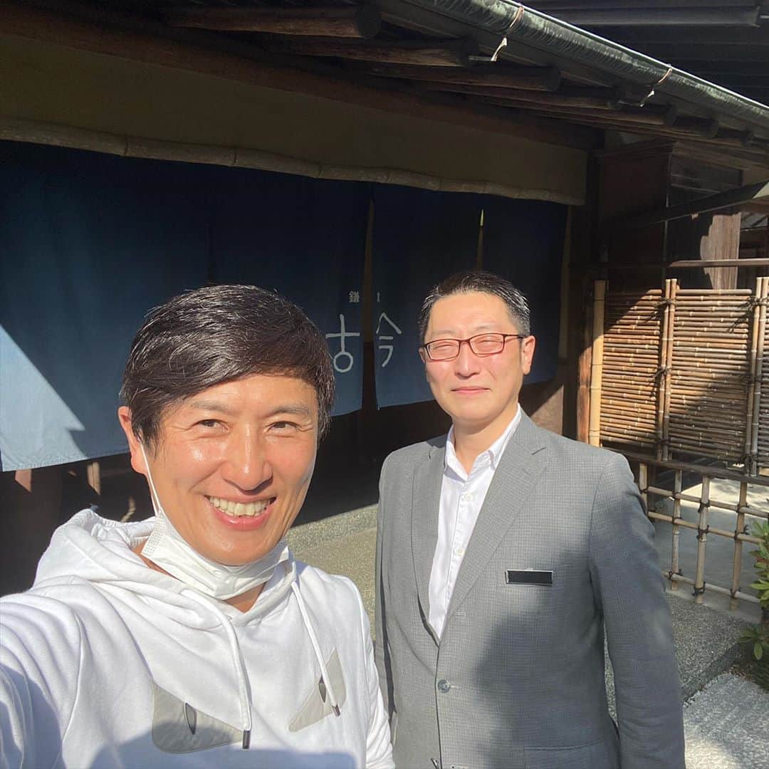 戸賀敬城さんのインスタグラム写真 - (戸賀敬城Instagram)「古都・鎌倉の歴史と緑苑に包まれた鎌倉古今。 あまりの居心地の良さに別荘と呼ぶことにしました(笑)  昨年の1月に出来たんだそうです。 スタッフさんもみんな感じが良かった。  森の中、素晴らしい庭園を持つ鎌倉古今は、165年前、江戸時代に建てられた建造物を2室のみのスイートにしているんだ。  鎌倉宮、荏柄天神社、報国寺も徒歩15分圏内。散策するにもちょうどいい。   150年以上の歴史と、自然の豊かさ最新の設備サービス、極上の食事を存分に堪能した今回の旅。忘れられない大切な時間になりました。  鎌倉は、予約必須のレストランや、全国的に名前を知られるレストランが数多く存在し、特にディナーのクオリティは全国屈指と言われている。鎌倉古今のリストランテCONCONも間違いなくその一つだ。  民泊ゆえ週に2日も休むそうです。貴重な体験でもあるんですね。  また来よう。 また来れる自分でいよう。 そうじゃなきゃいけない。  #鎌倉古今  #kamakuracocon  #COCON #江戸時代  #蔵  #戸賀敬城  #トガッチ  #togacci  #hirokunitoga #ドンペリニヨン  #ベンテイガ  #ベントレー  #フェンディ  #bentley  #bentayga  #fendi」11月8日 14時48分 - togacci53