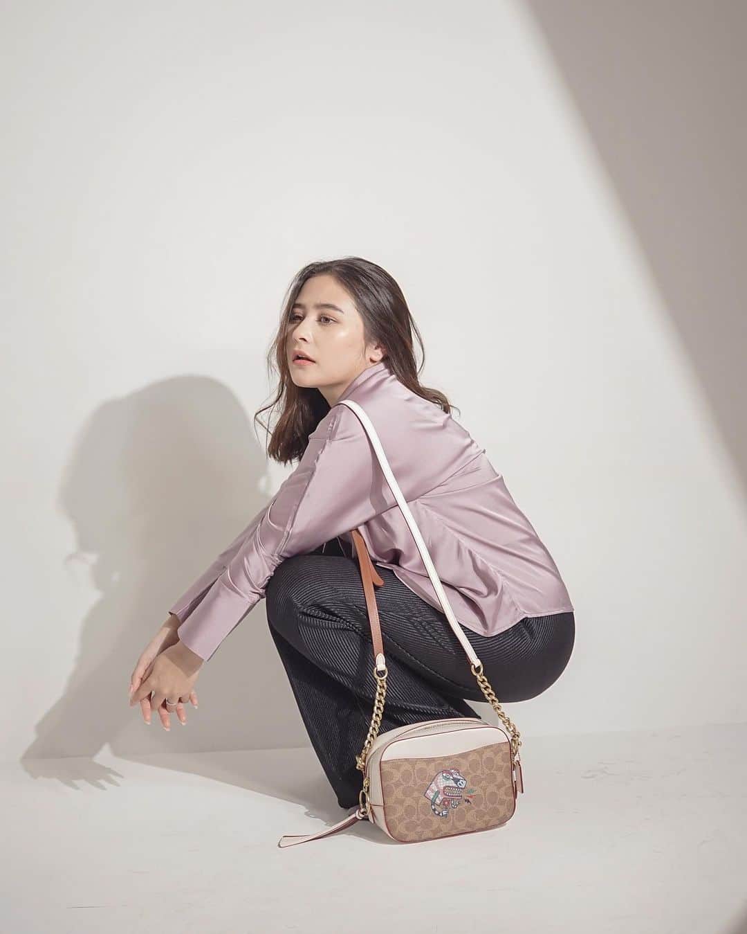Prilly Latuconsinaさんのインスタグラム写真 - (Prilly LatuconsinaInstagram)「Coach finally launch of the art of signature, a collection celebrating its iconic signature pattern comprising of bright and limited edition bags featuring Ykha Amelz and Abenk Alter✨ the collection are now available for purchase at 5 store Coach (sency, plaza indonesia, GI, plaza senayan, kota kasablanka) you can also enjoy or shop from home service by klik http://anyflip.com/xjmtc/bipr or contact Coach associates at (+62 813 8270 1860) for more info. #CoachID  #CoachCreate」11月8日 14時45分 - prillylatuconsina96